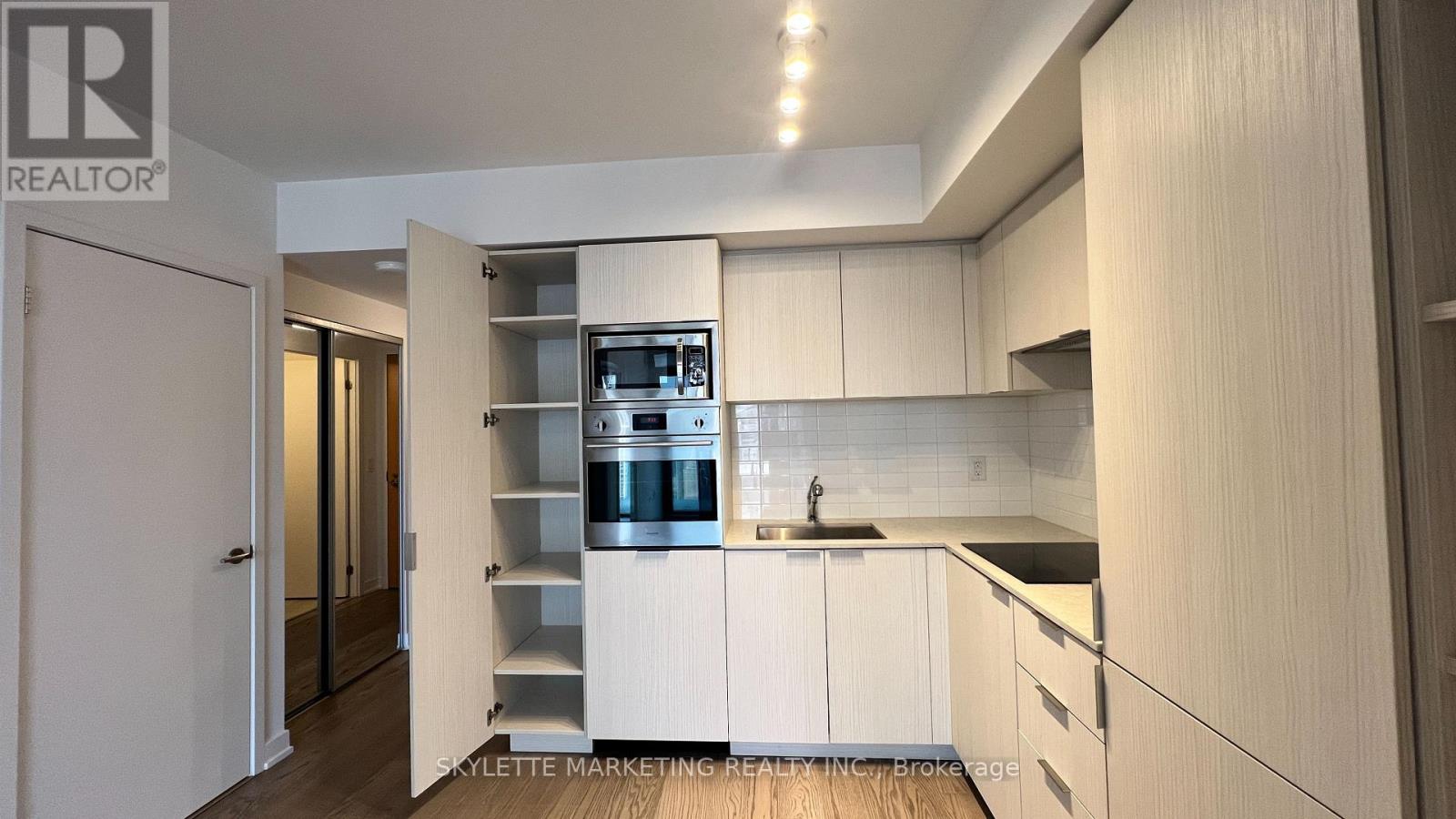3204 - 11 Wellesley Street W, Toronto, Ontario  M4Y 0G4 - Photo 16 - C12385883