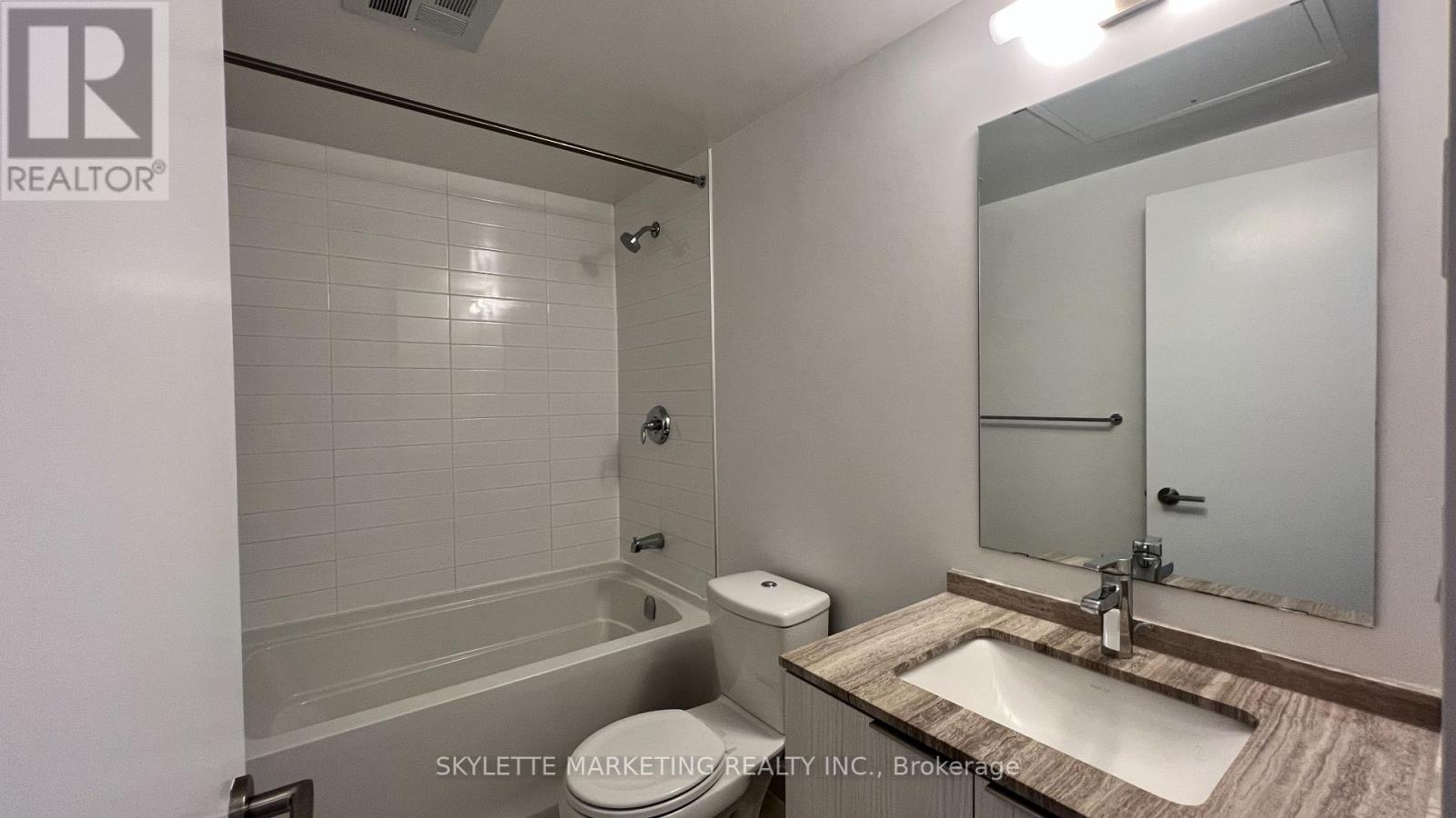 3204 - 11 Wellesley Street W, Toronto, Ontario  M4Y 0G4 - Photo 2 - C12385883