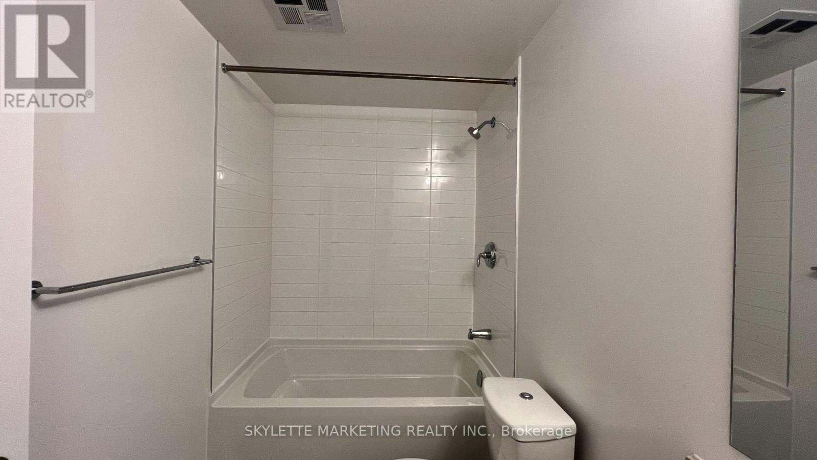 3204 - 11 Wellesley Street W, Toronto, Ontario  M4Y 0G4 - Photo 3 - C12385883
