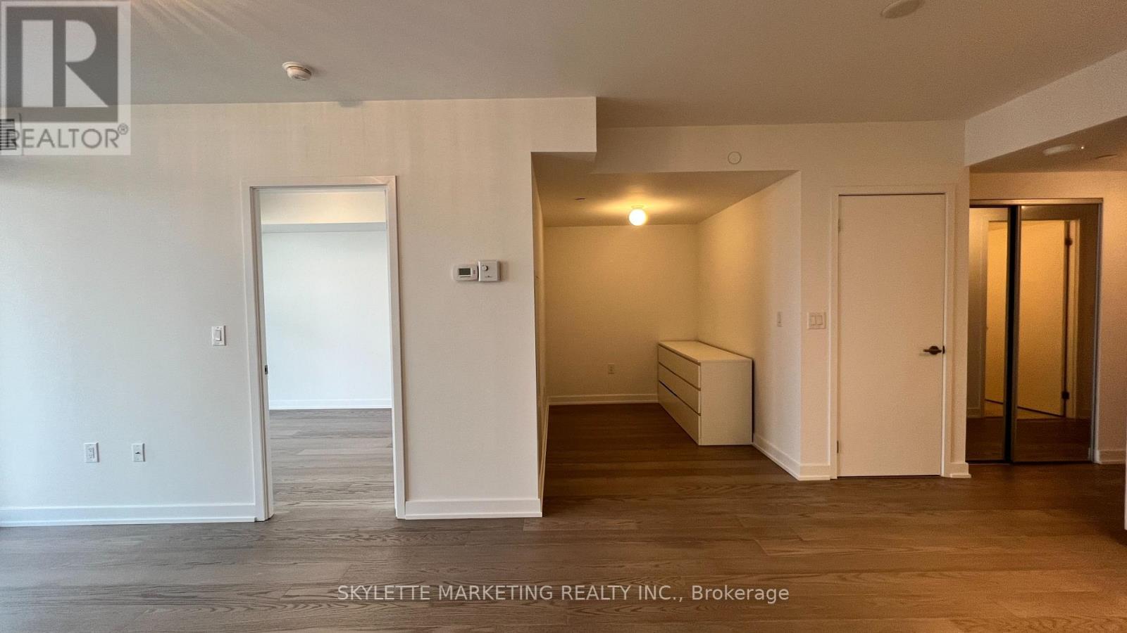 3204 - 11 Wellesley Street W, Toronto, Ontario  M4Y 0G4 - Photo 8 - C12385883