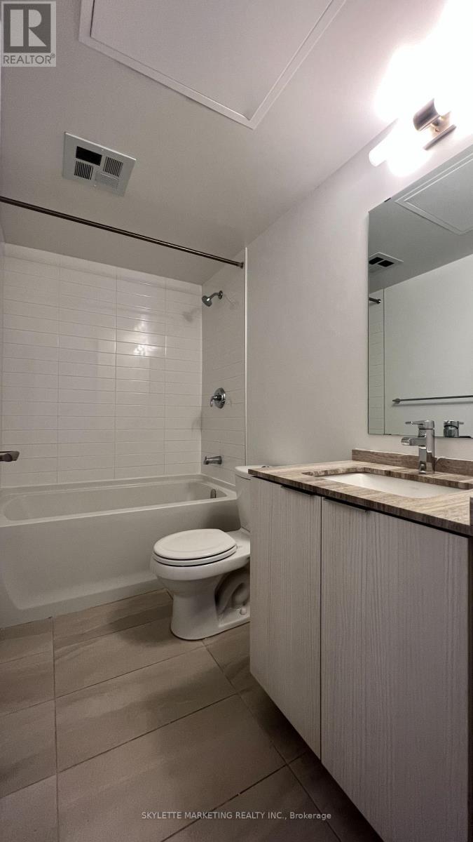 3204 - 11 Wellesley Street W, Toronto, Ontario  M4Y 0G4 - Photo 4 - C12385883