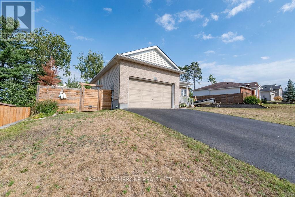 1005 Butler Boulevard, Petawawa, Ontario  K8H 0C2 - Photo 2 - X12385526