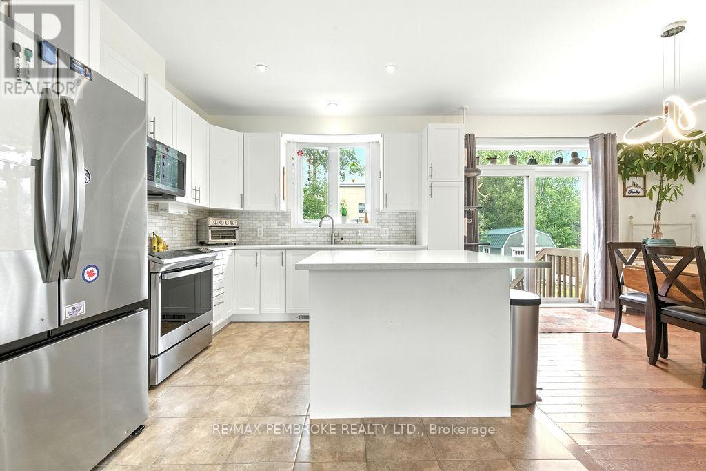 1005 Butler Boulevard, Petawawa, Ontario  K8H 0C2 - Photo 11 - X12385526