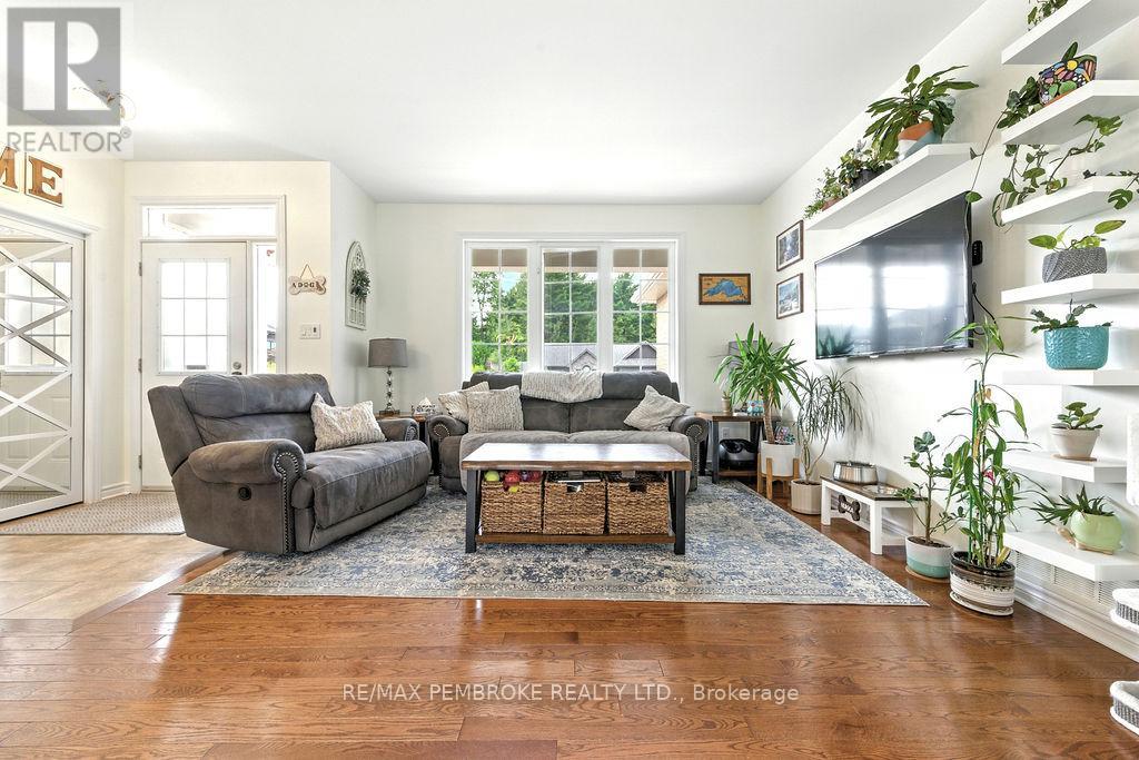 1005 Butler Boulevard, Petawawa, Ontario  K8H 0C2 - Photo 10 - X12385526