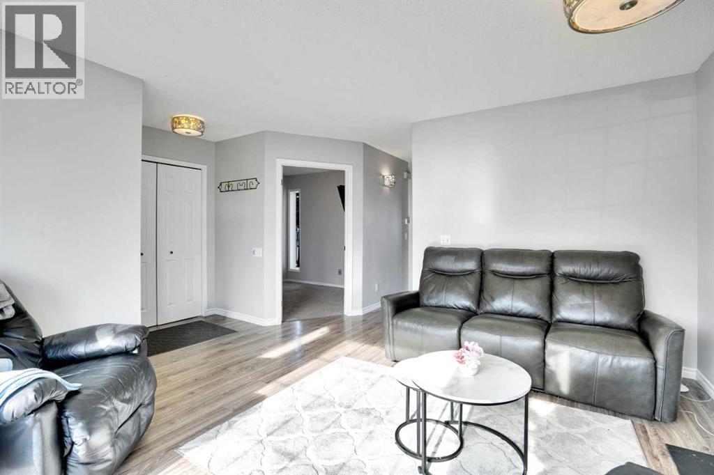 Property at 8 Woodside Circle NW image 4