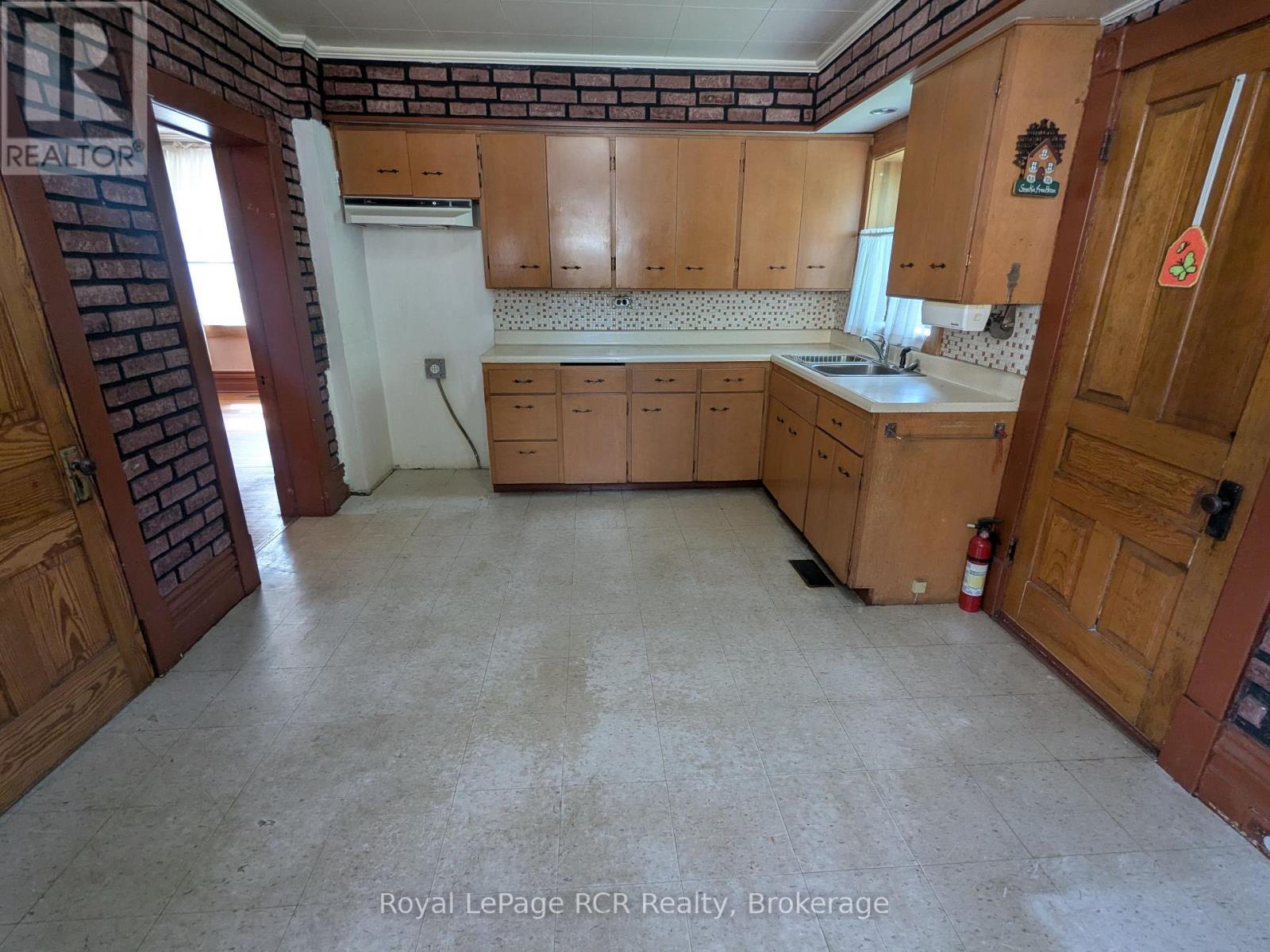 616 9th Avenue, Hanover, Ontario  N4N 2M8 - Photo 13 - X12385990