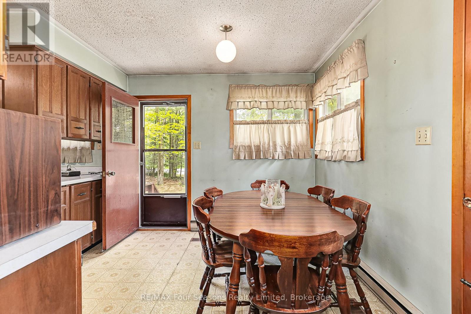 828 Oxbow Park Drive, Wasaga Beach, Ontario  L9Z 2V1 - Photo 10 - S12386000