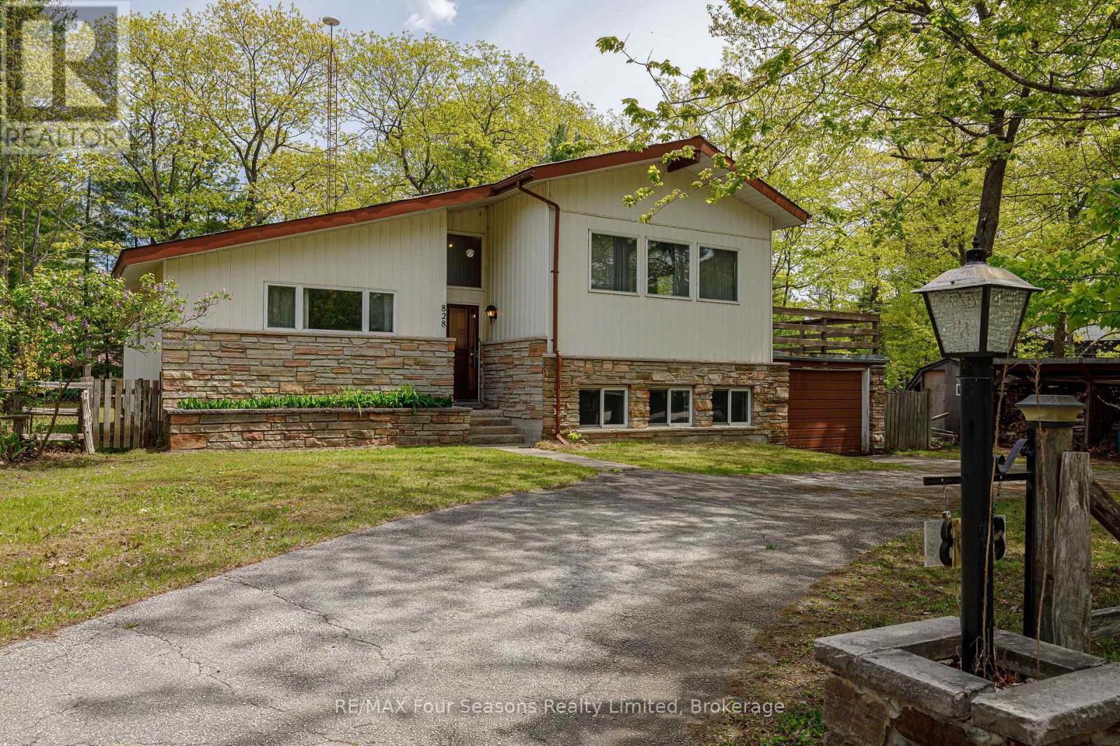 828 Oxbow Park Drive, Wasaga Beach, Ontario  L9Z 2V1 - Photo 2 - S12386000