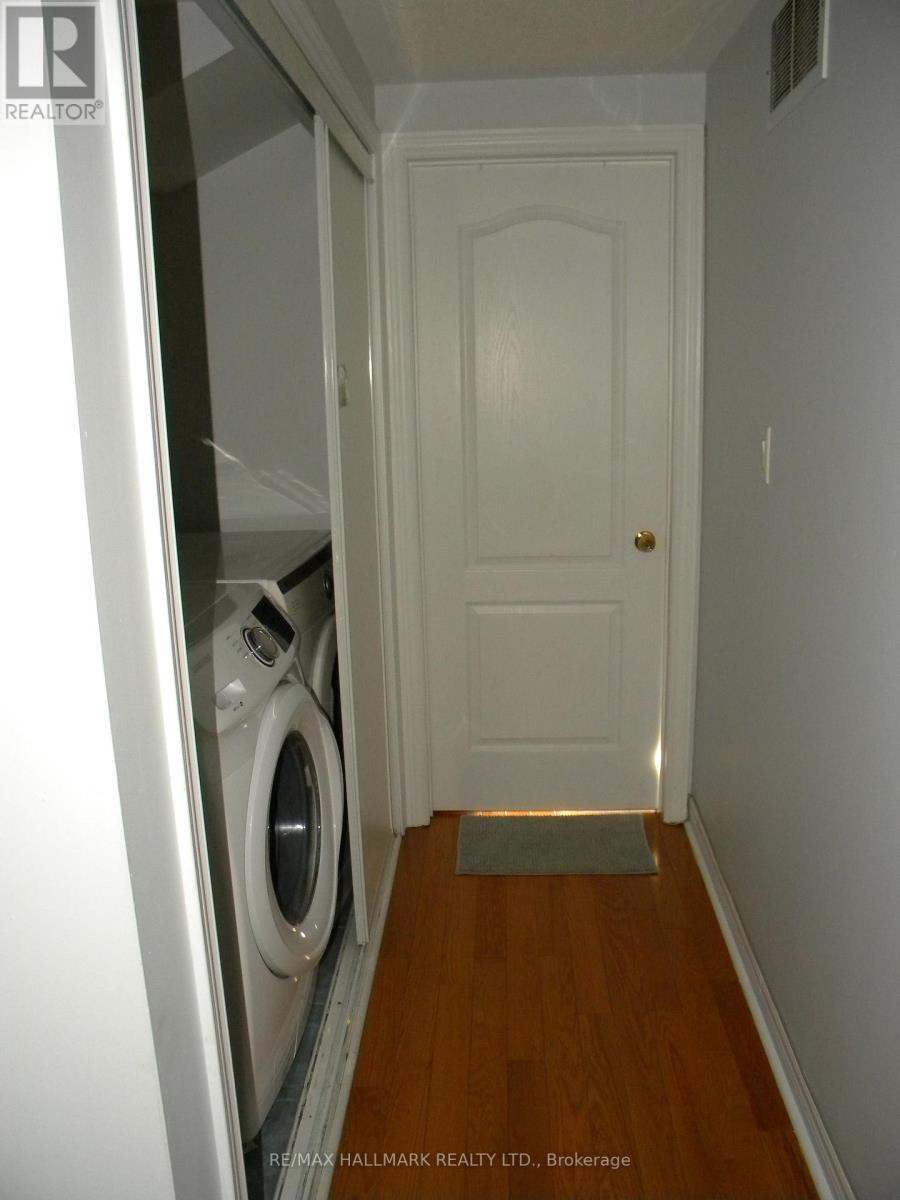 17 English Garden Way, Toronto, Ontario  M2M 4M4 - Photo 2 - C12386022