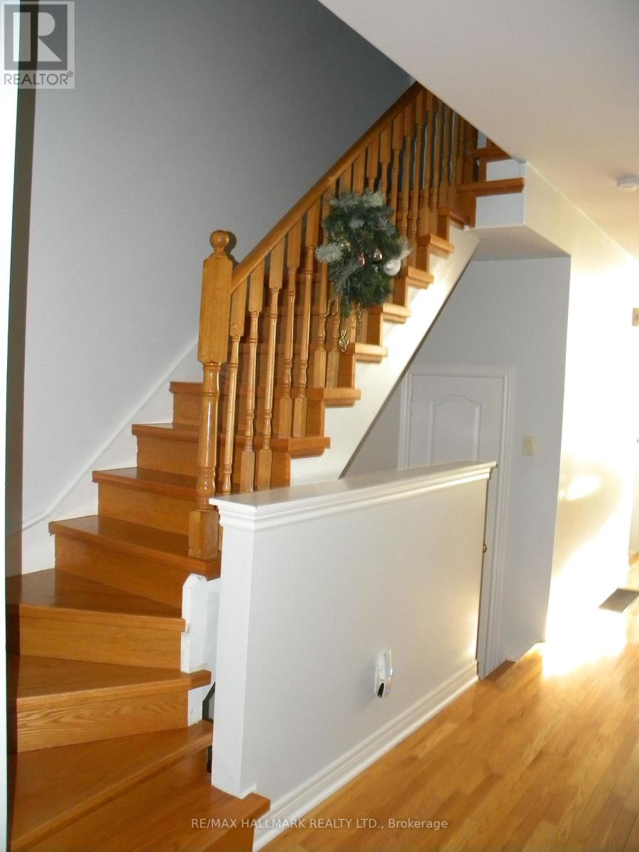 17 English Garden Way, Toronto, Ontario  M2M 4M4 - Photo 4 - C12386022