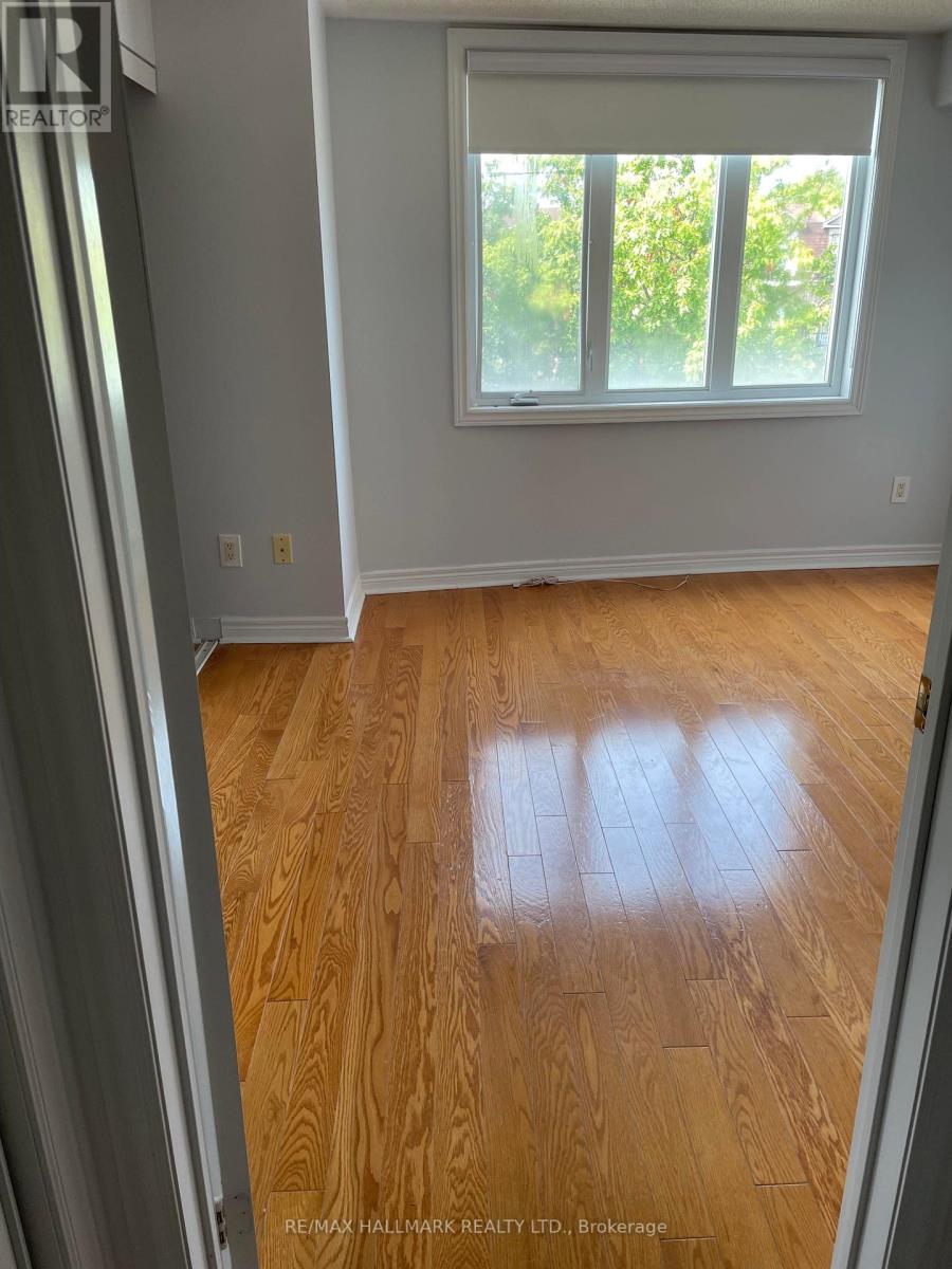 17 English Garden Way, Toronto, Ontario  M2M 4M4 - Photo 6 - C12386022