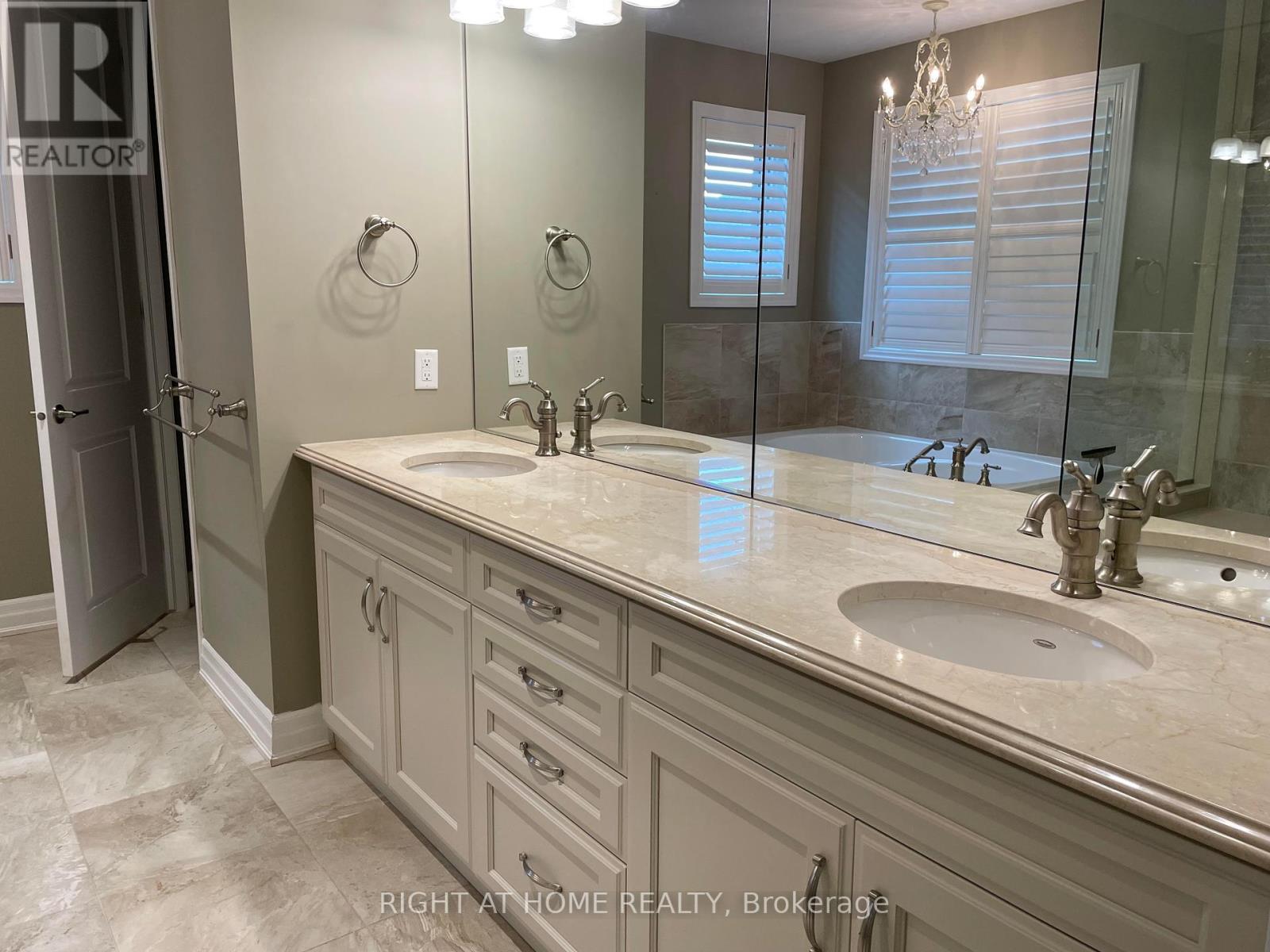 163 Magnolia Crescent, Oakville, Ontario  L6M 0Z8 - Photo 16 - W12386049