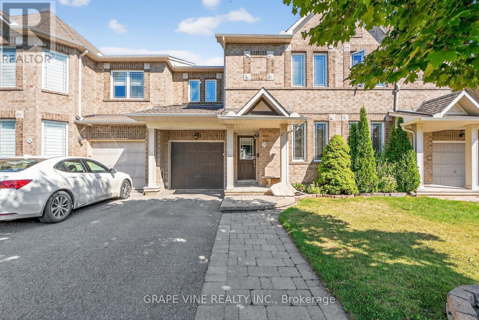 9 STONELEIGH STREET, Ottawa, Ontario