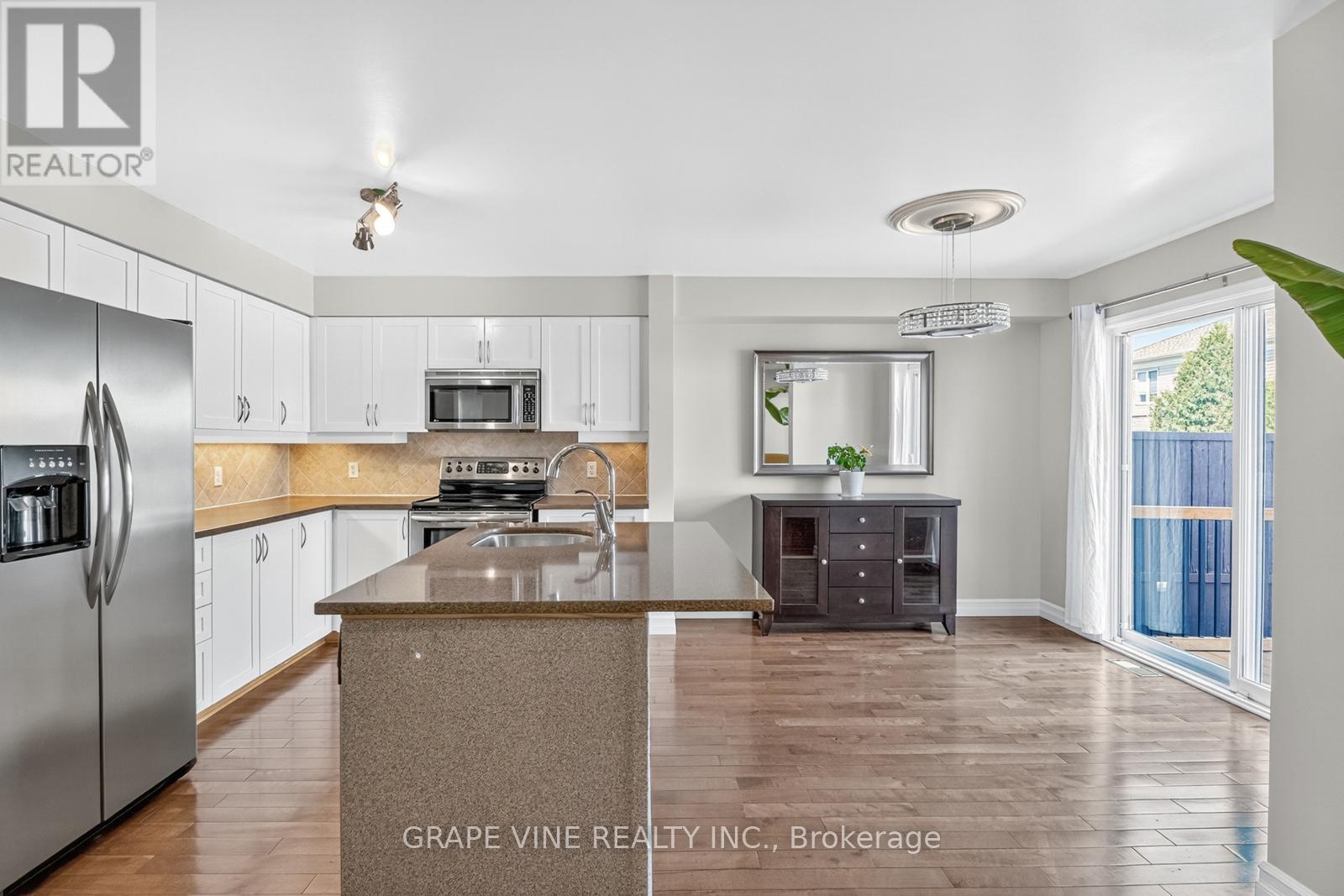 9 Stoneleigh Street, Ottawa, Ontario  K2G 7A2 - Photo 12 - X12386055
