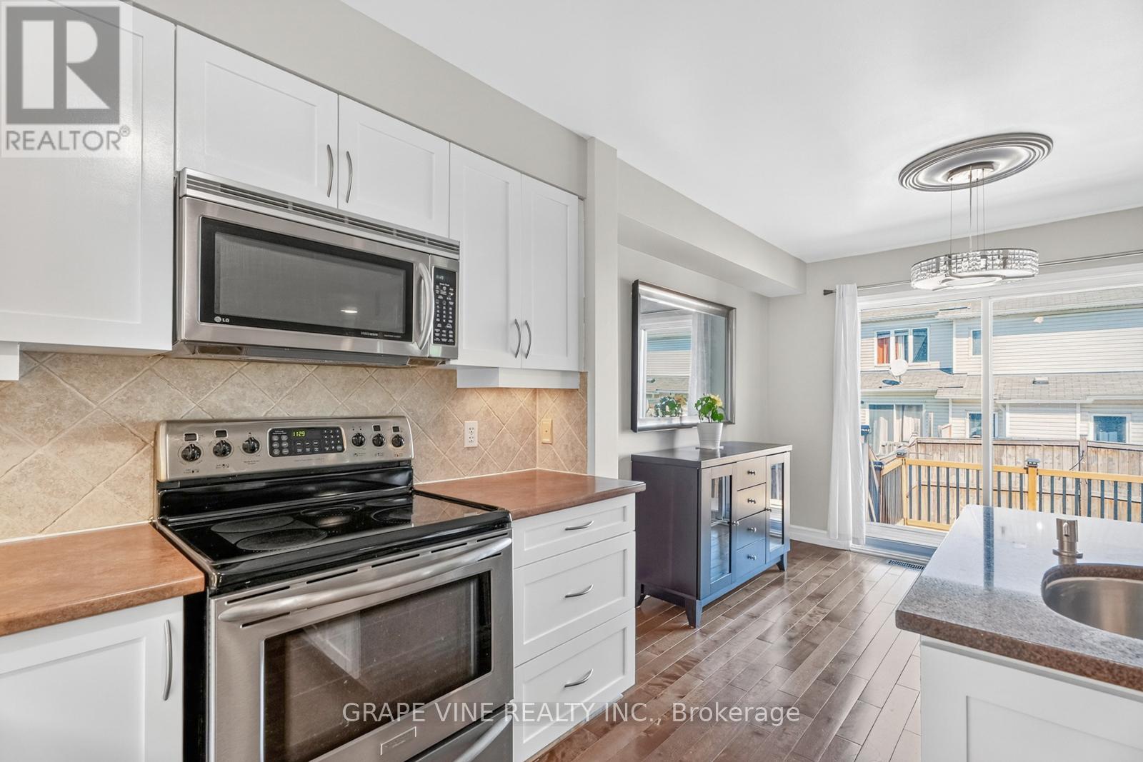 9 Stoneleigh Street, Ottawa, Ontario  K2G 7A2 - Photo 13 - X12386055