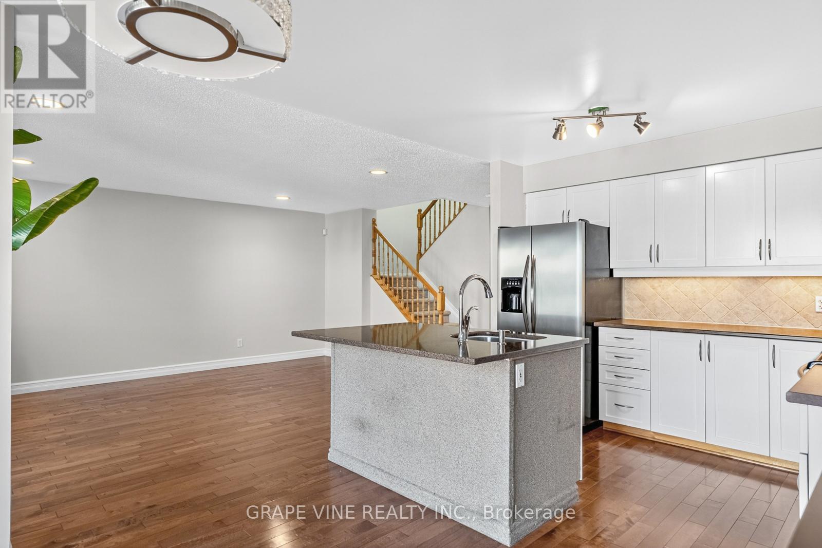 9 Stoneleigh Street, Ottawa, Ontario  K2G 7A2 - Photo 15 - X12386055