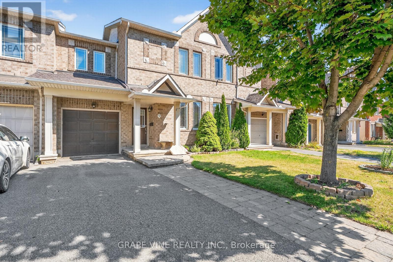 9 Stoneleigh Street, Ottawa, Ontario  K2G 7A2 - Photo 2 - X12386055