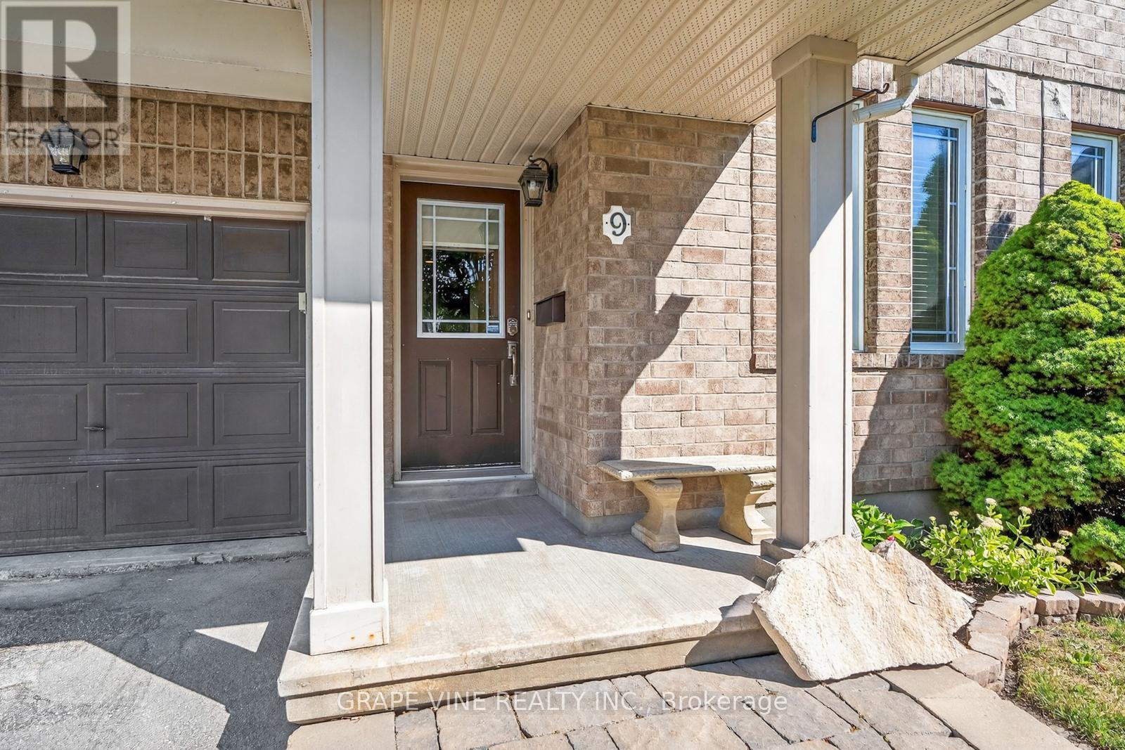 9 Stoneleigh Street, Ottawa, Ontario  K2G 7A2 - Photo 4 - X12386055
