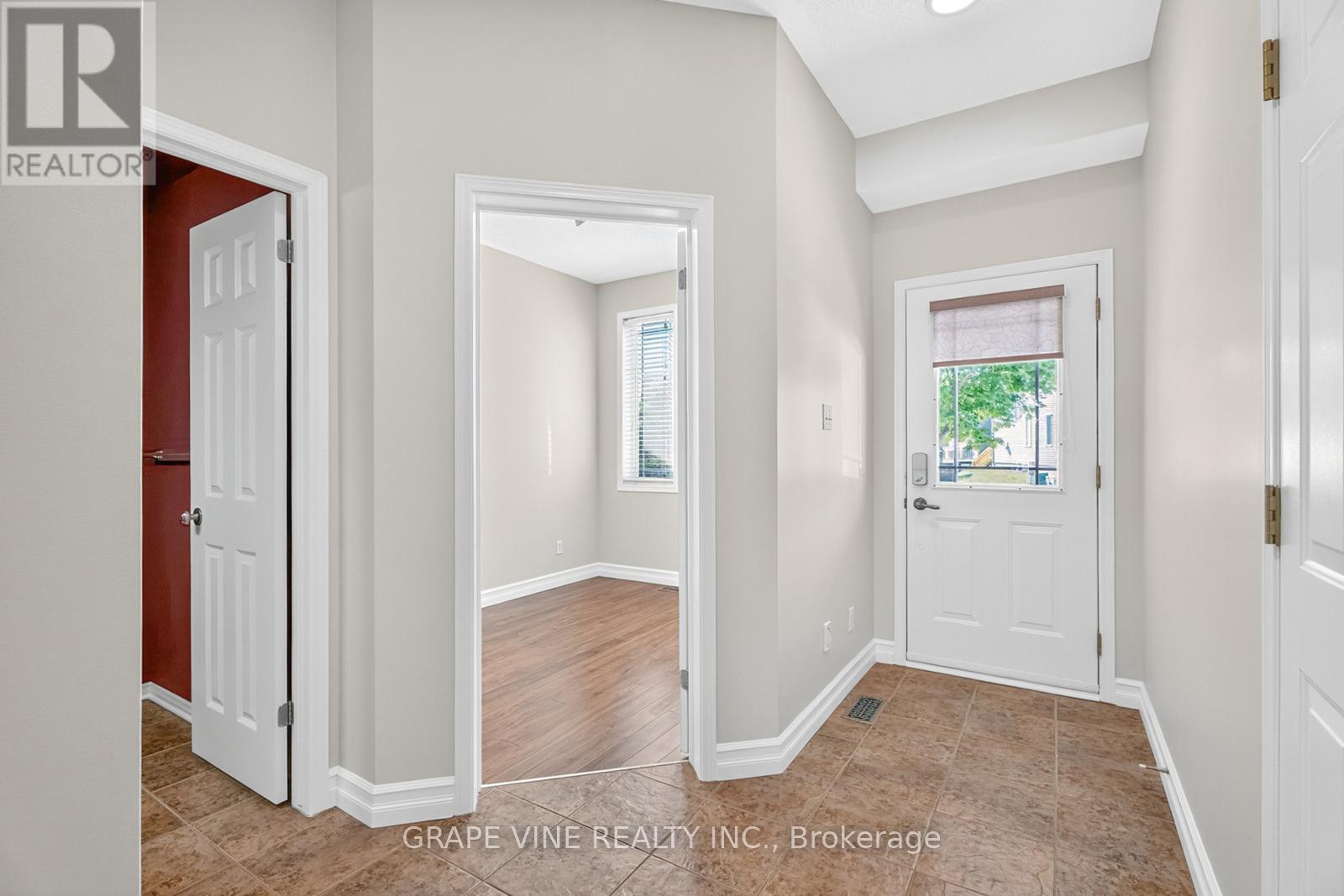 9 Stoneleigh Street, Ottawa, Ontario  K2G 7A2 - Photo 5 - X12386055