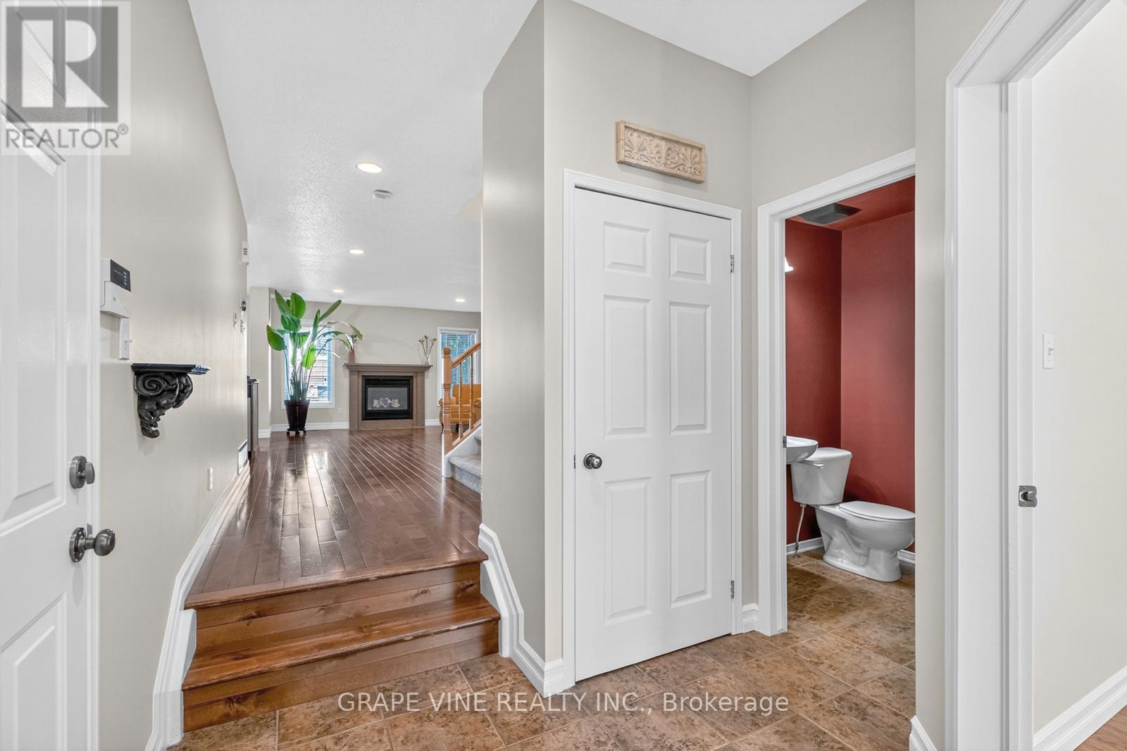 9 Stoneleigh Street, Ottawa, Ontario  K2G 7A2 - Photo 6 - X12386055