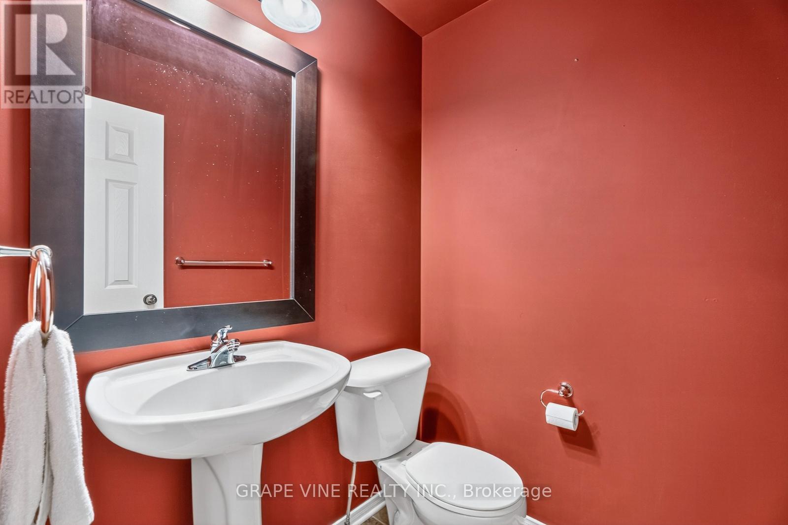 9 Stoneleigh Street, Ottawa, Ontario  K2G 7A2 - Photo 8 - X12386055