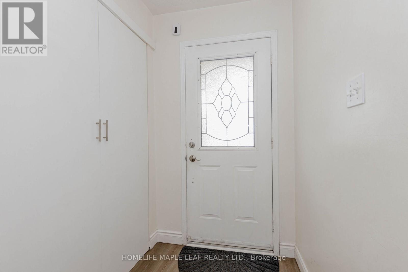 35 Ridgefield Court, Brampton, Ontario  L6P 1B4 - Photo 5 - W12371960