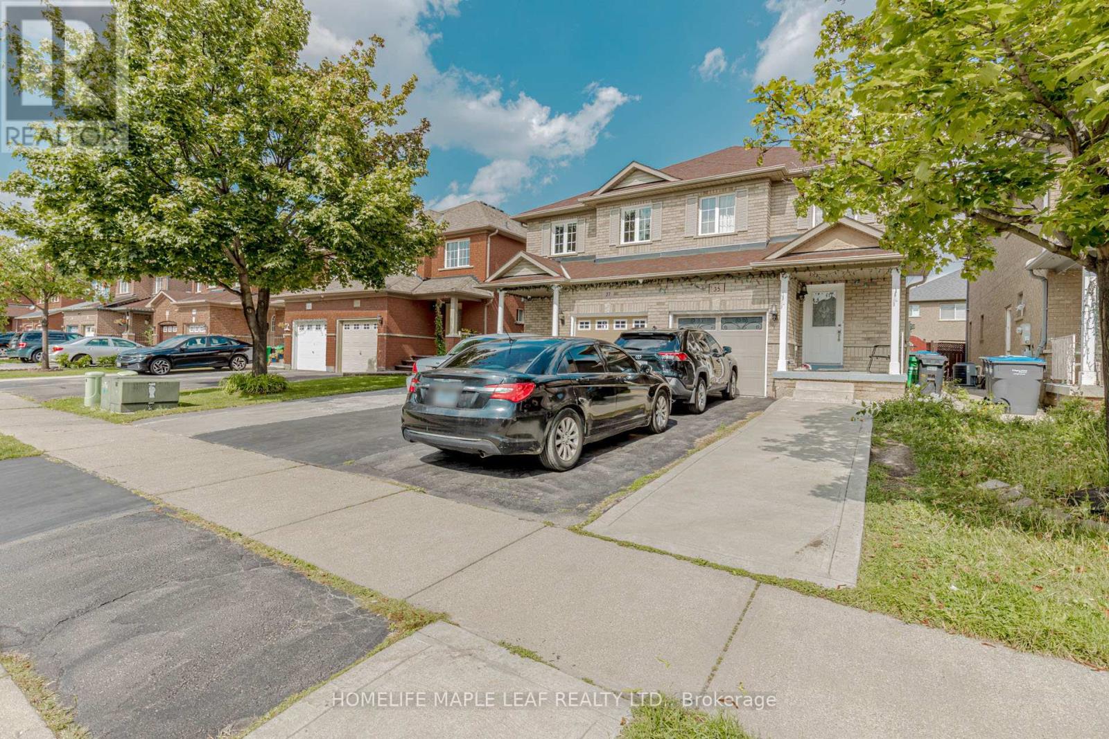 35 Ridgefield Court, Brampton, Ontario  L6P 1B4 - Photo 2 - W12371960
