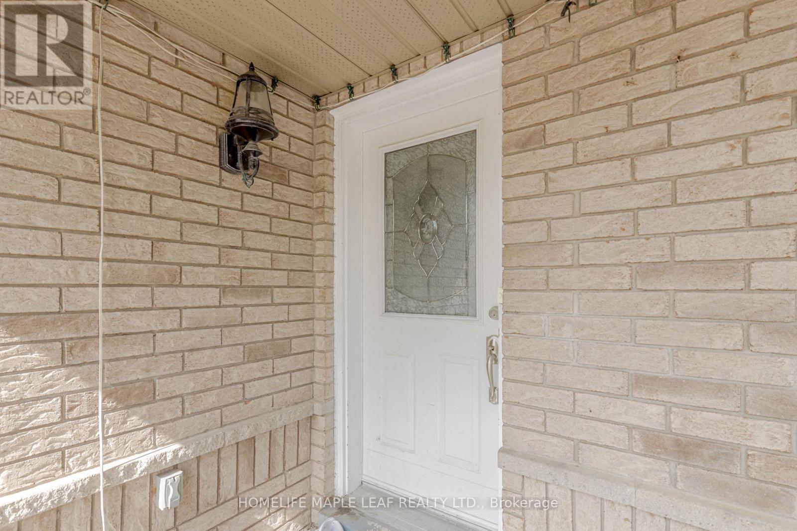35 Ridgefield Court, Brampton, Ontario  L6P 1B4 - Photo 4 - W12371960