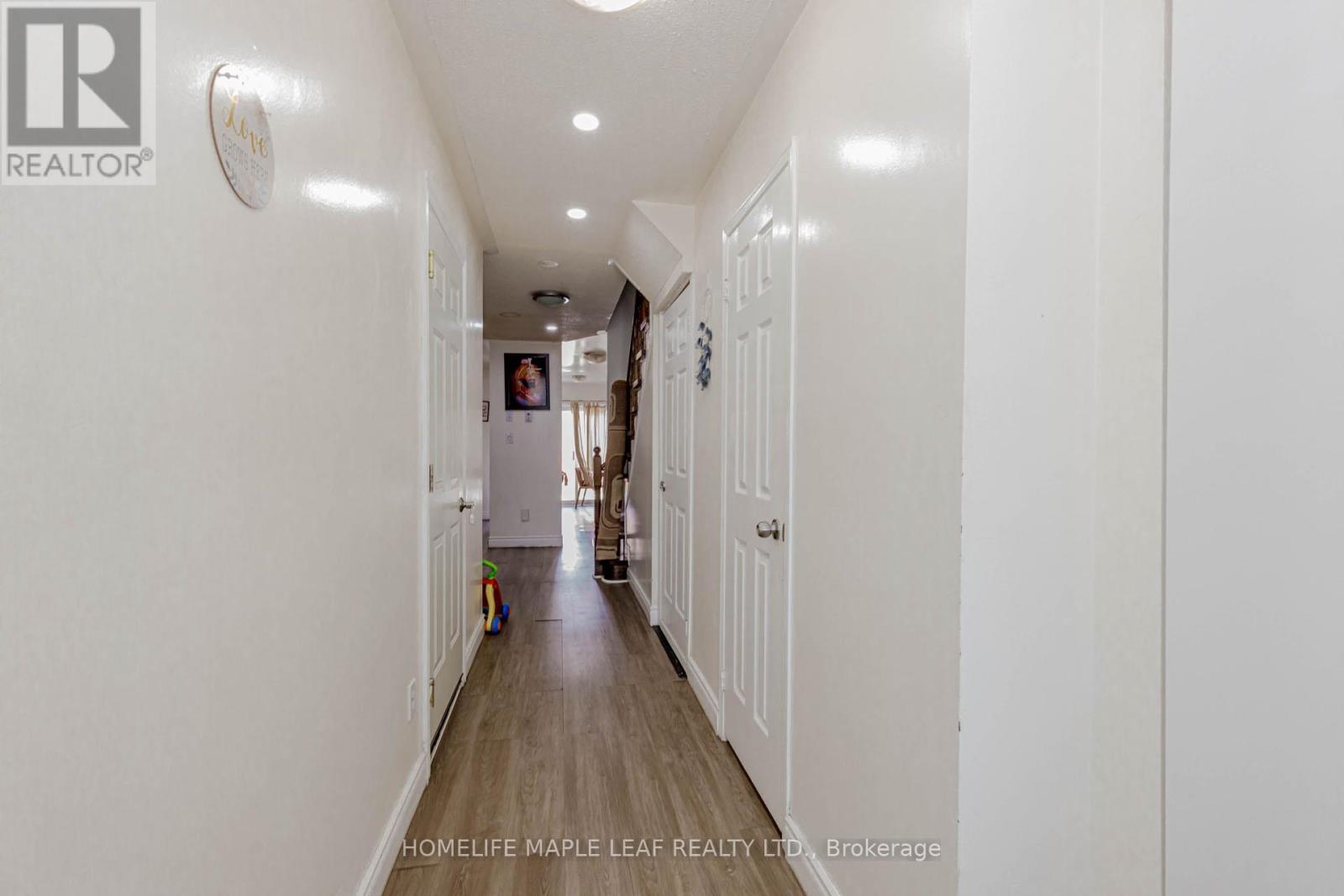 35 Ridgefield Court, Brampton, Ontario  L6P 1B4 - Photo 6 - W12371960