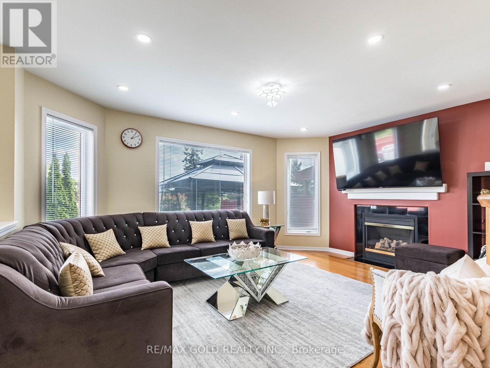 47 Linstock Drive, Brampton, Ontario  L6P 1C9 - Photo 11 - W12386029
