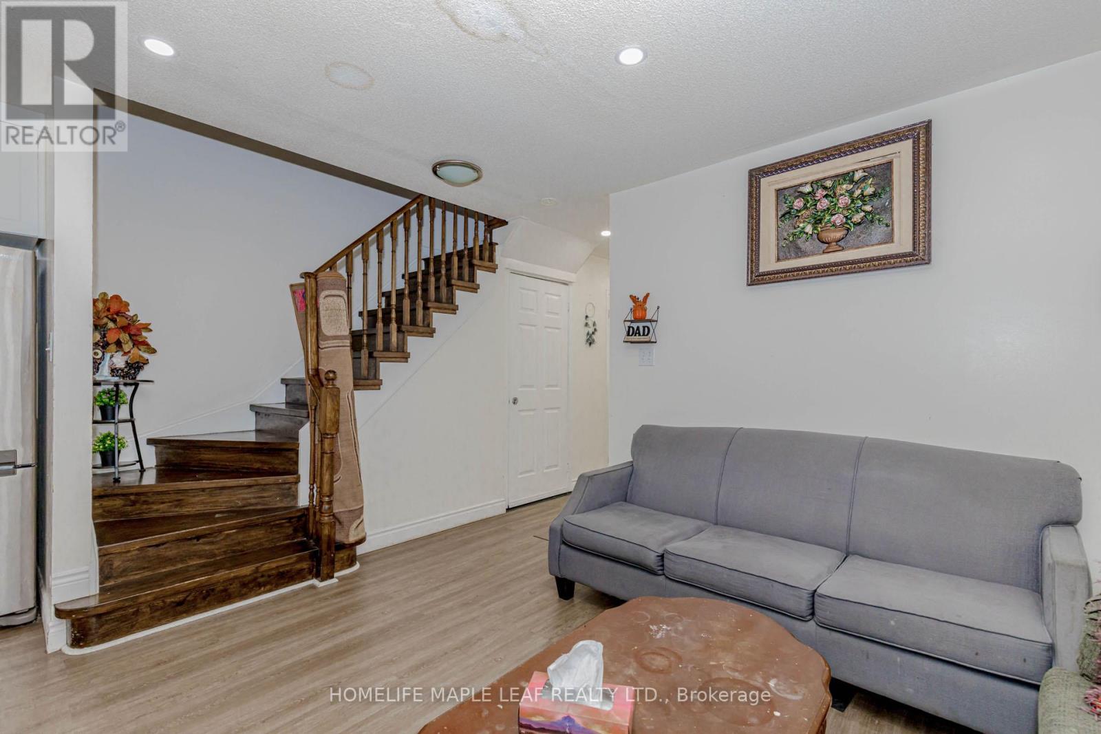 35 Ridgefield Court, Brampton, Ontario  L6P 1B4 - Photo 9 - W12371960