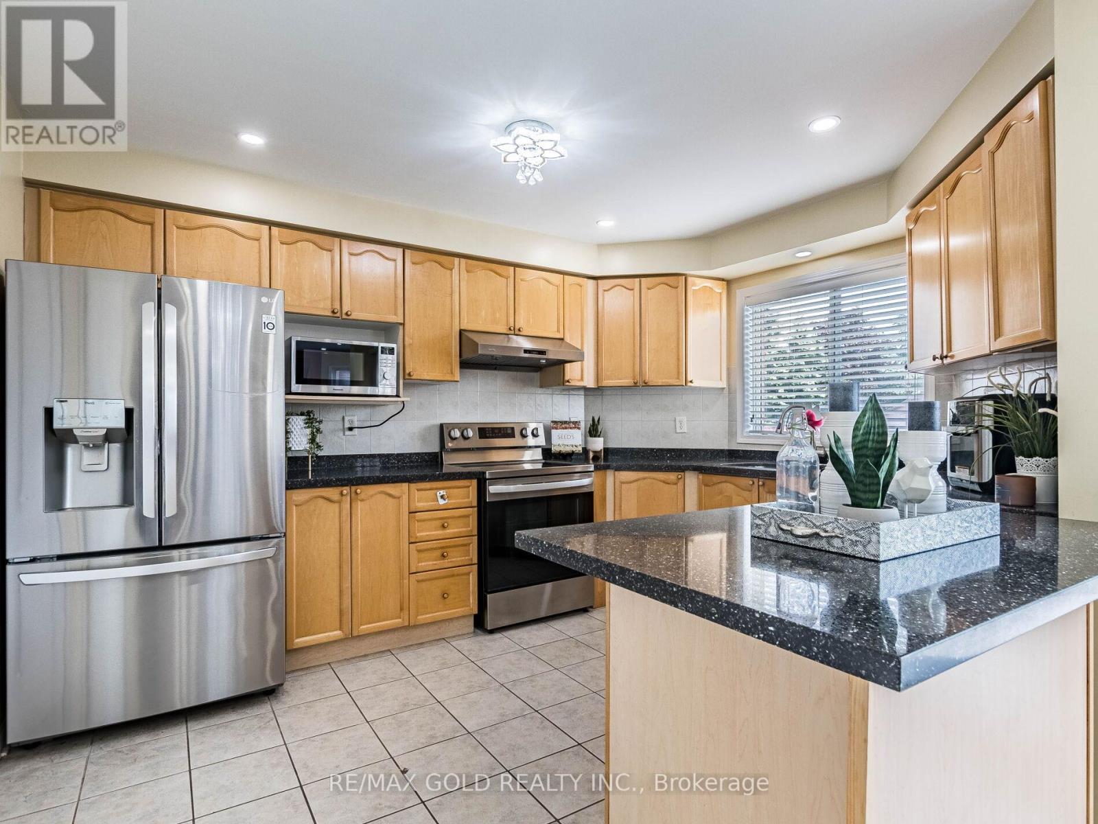 47 Linstock Drive, Brampton, Ontario  L6P 1C9 - Photo 16 - W12386029