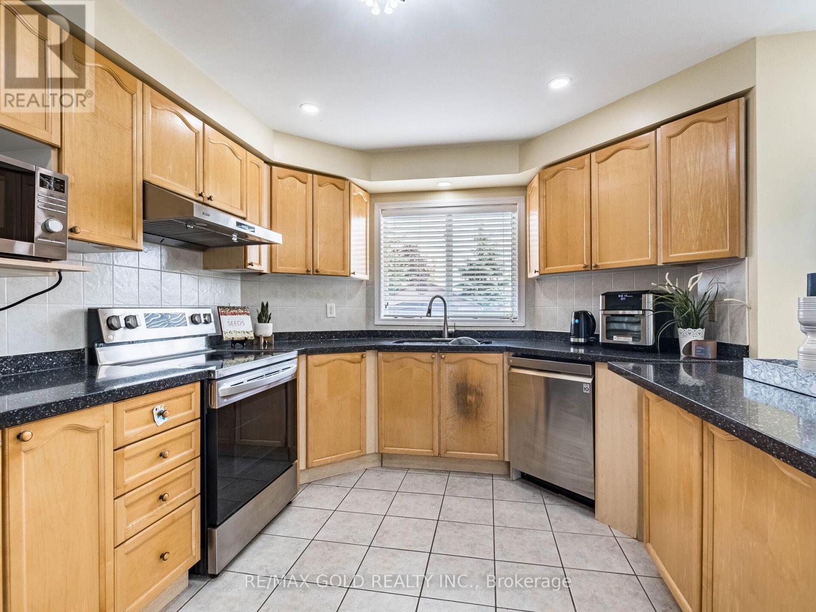 47 Linstock Drive, Brampton, Ontario  L6P 1C9 - Photo 17 - W12386029