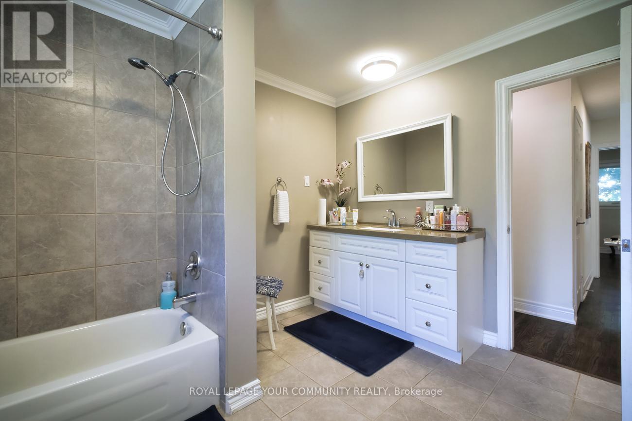 41 Hamilton Drive, Newmarket, Ontario  L3Y 3E7 - Photo 19 - N12386074