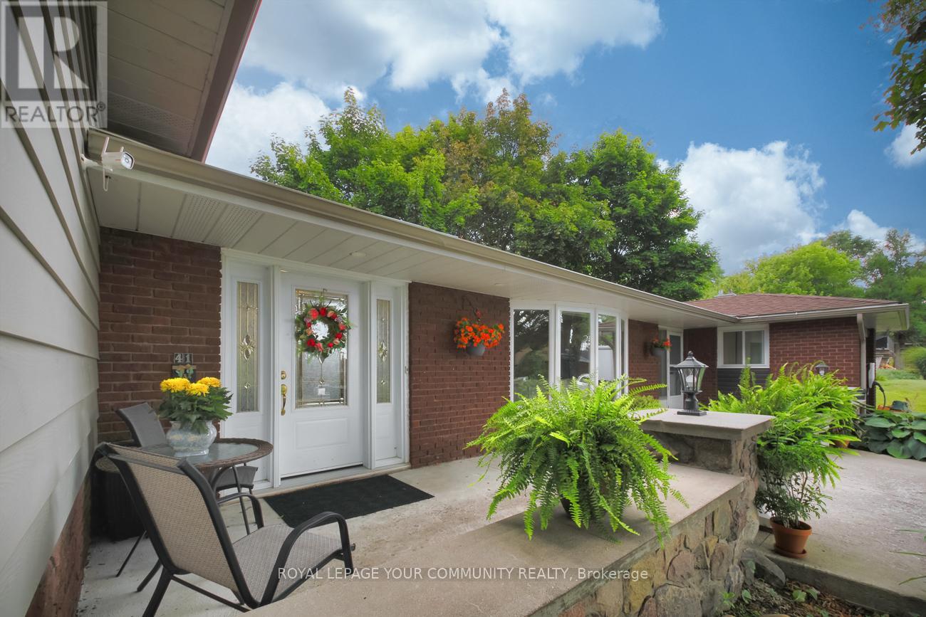 41 Hamilton Drive, Newmarket, Ontario  L3Y 3E7 - Photo 4 - N12386074