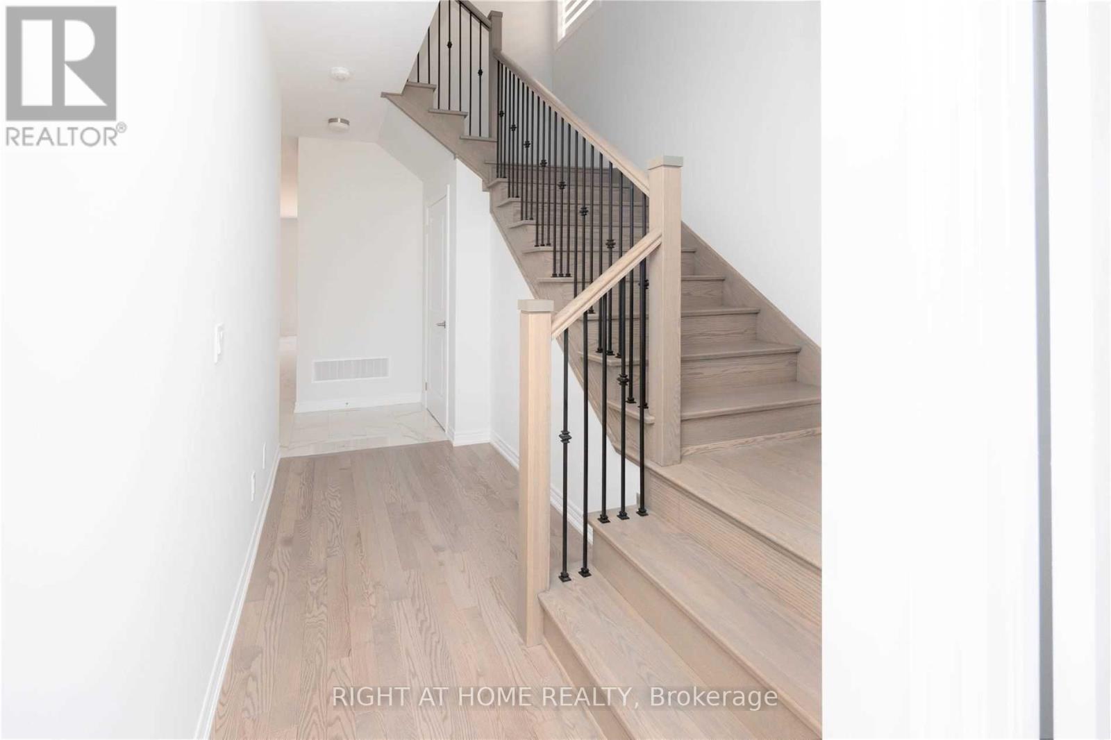 10 Sprucedale Way, Whitchurch-Stouffville, Ontario  L4A 4X3 - Photo 2 - N12386094