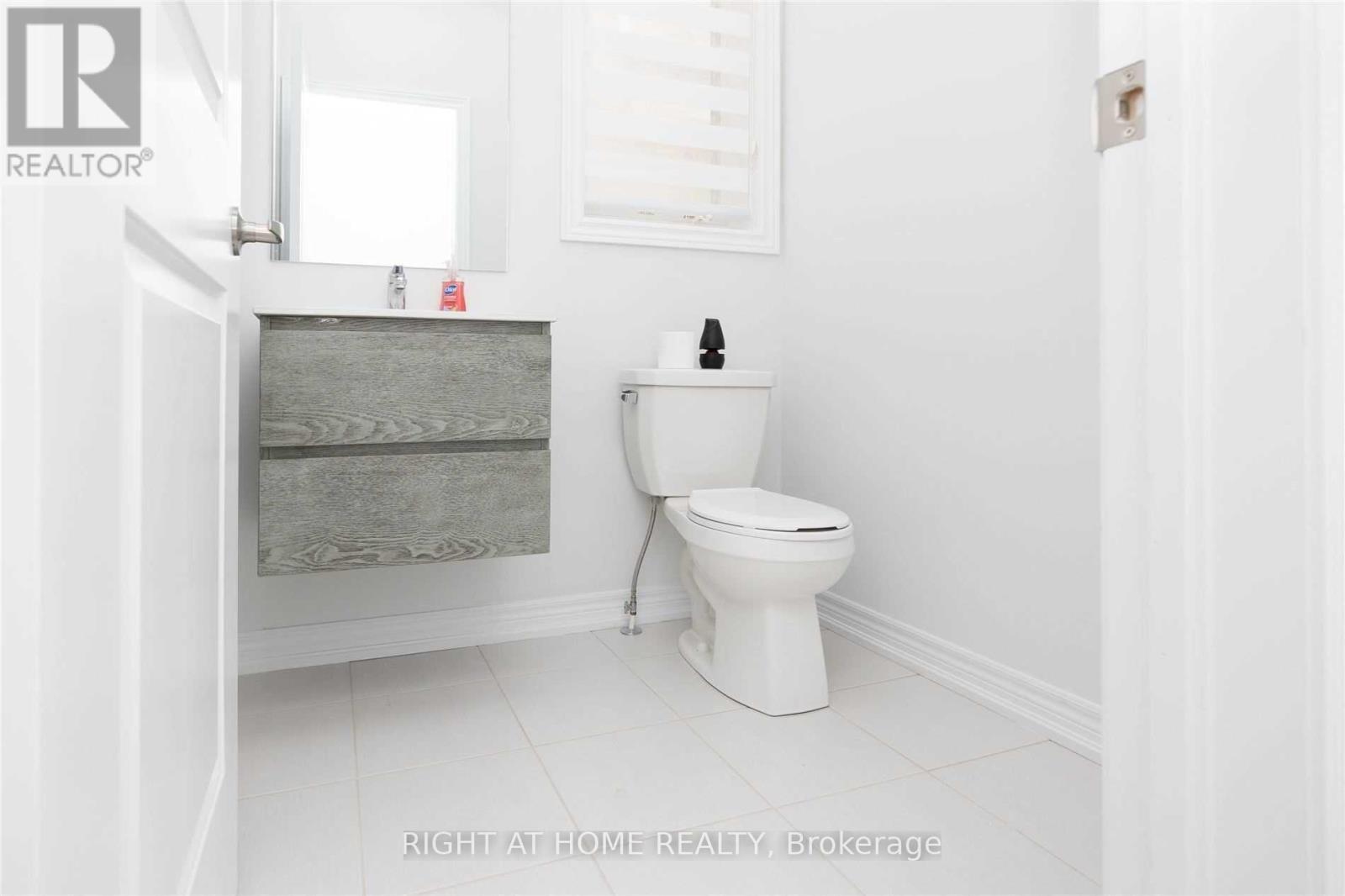 10 Sprucedale Way, Whitchurch-Stouffville, Ontario  L4A 4X3 - Photo 3 - N12386094