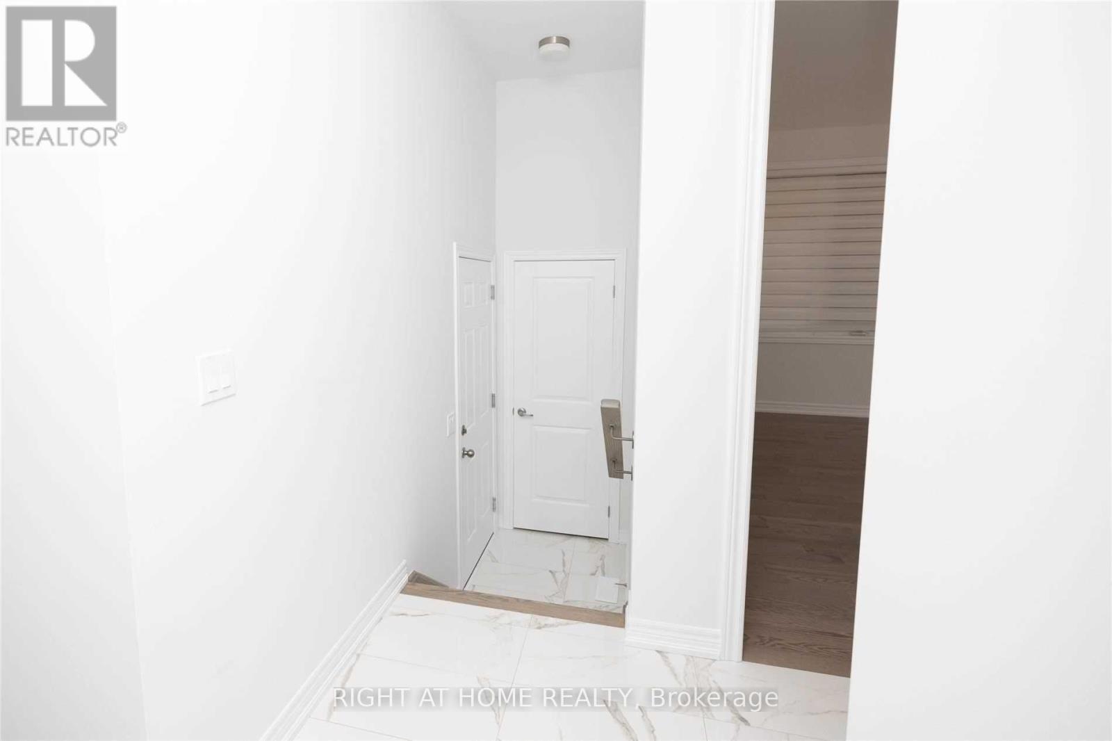 10 Sprucedale Way, Whitchurch-Stouffville, Ontario  L4A 4X3 - Photo 4 - N12386094