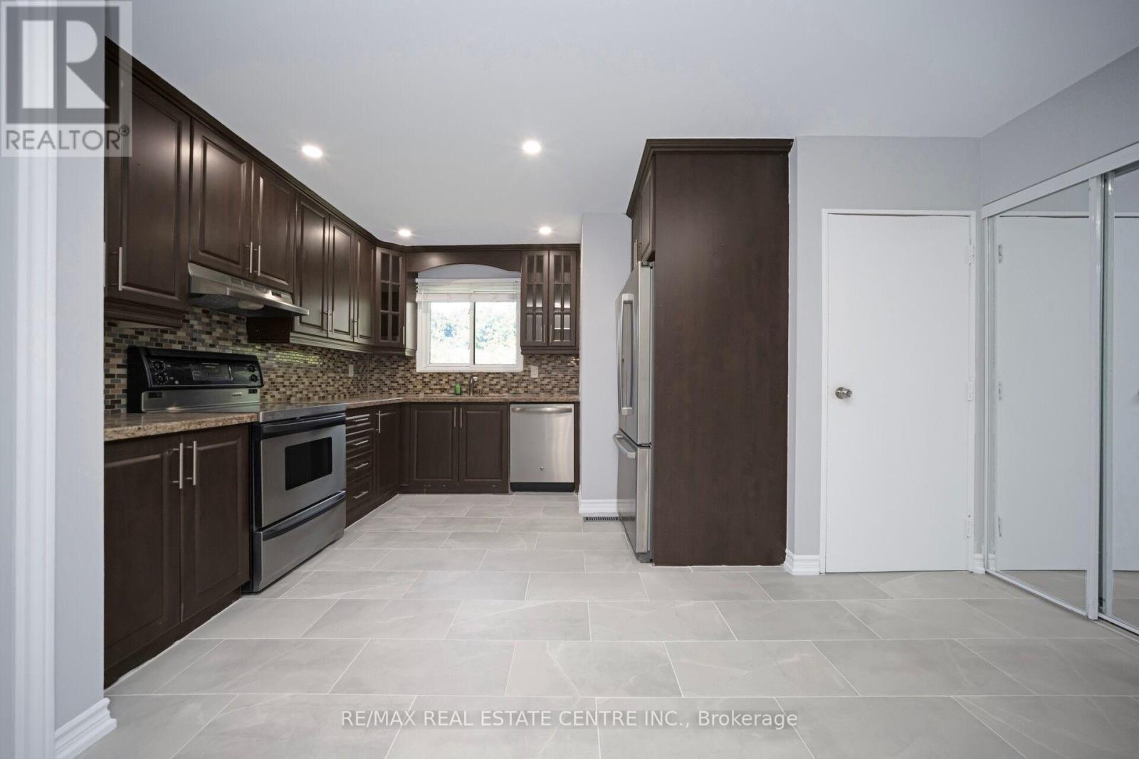 35 Madison Street, Brampton (Central Park), Ontario  L6S 3C4 - Photo 12 - W12386075