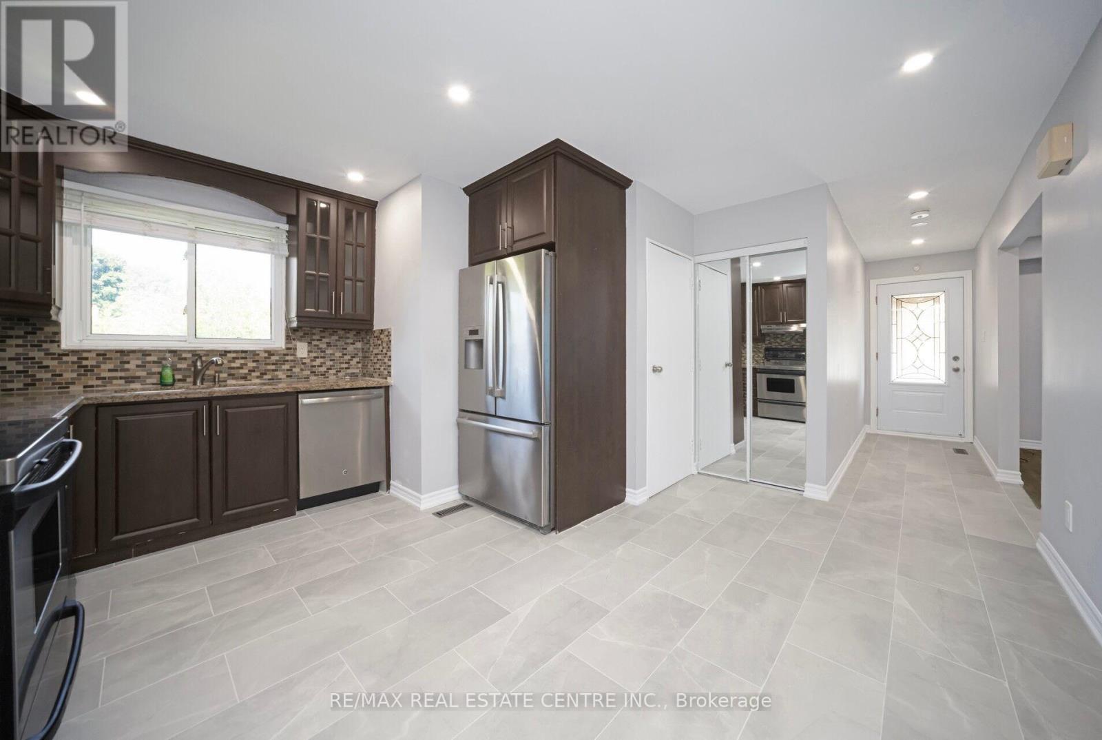 35 Madison Street, Brampton (Central Park), Ontario  L6S 3C4 - Photo 13 - W12386075