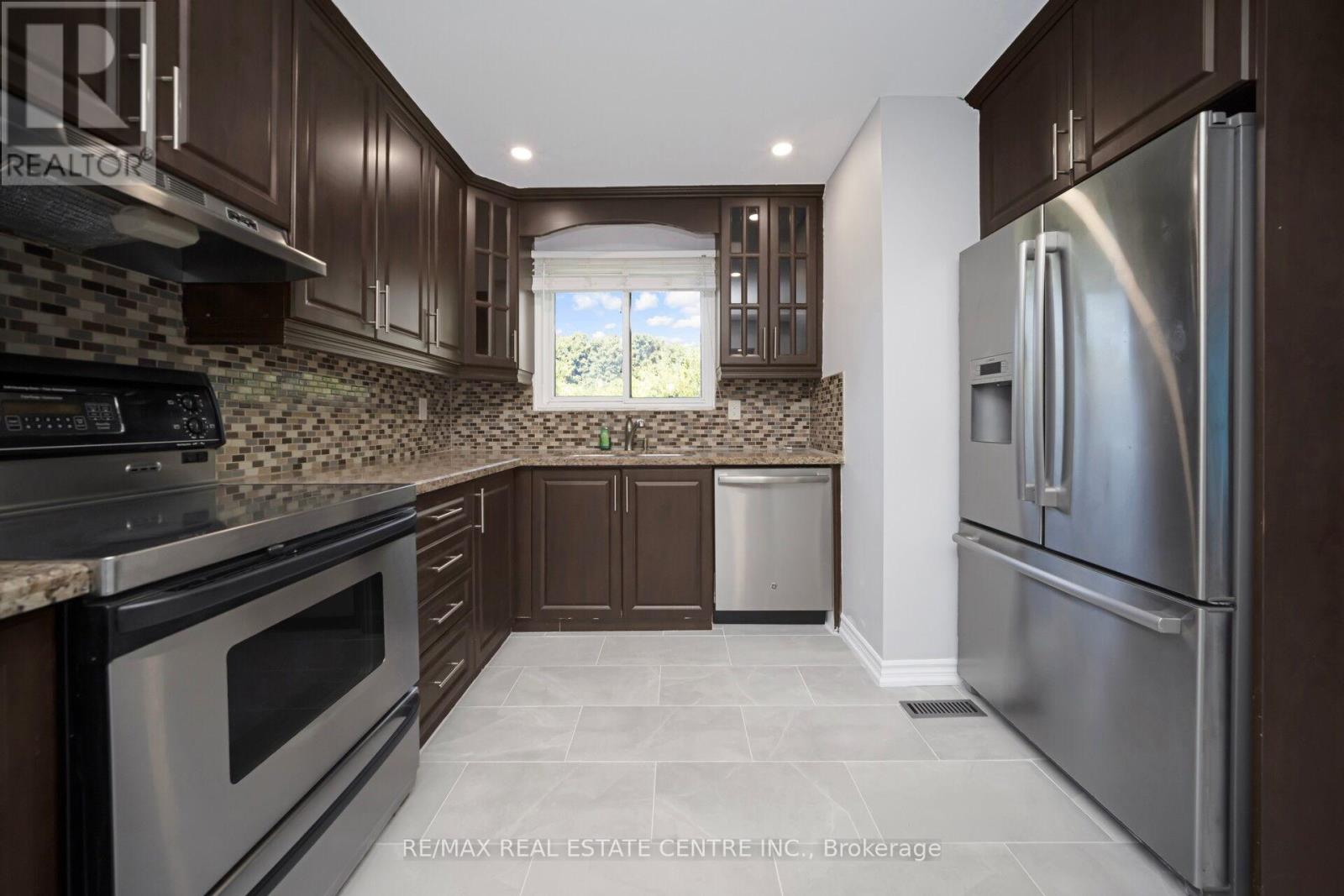 35 Madison Street, Brampton (Central Park), Ontario  L6S 3C4 - Photo 14 - W12386075