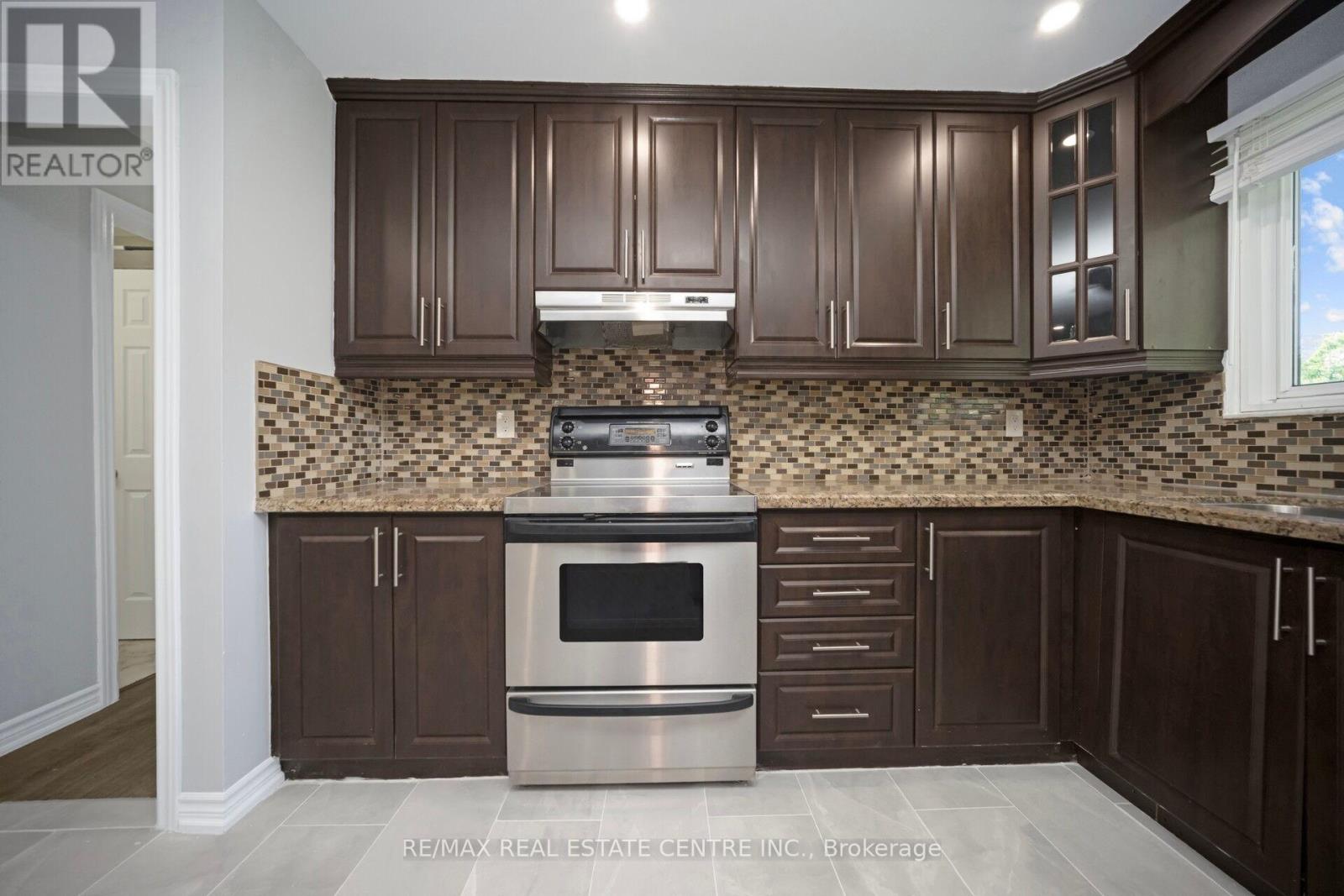 35 Madison Street, Brampton (Central Park), Ontario  L6S 3C4 - Photo 15 - W12386075