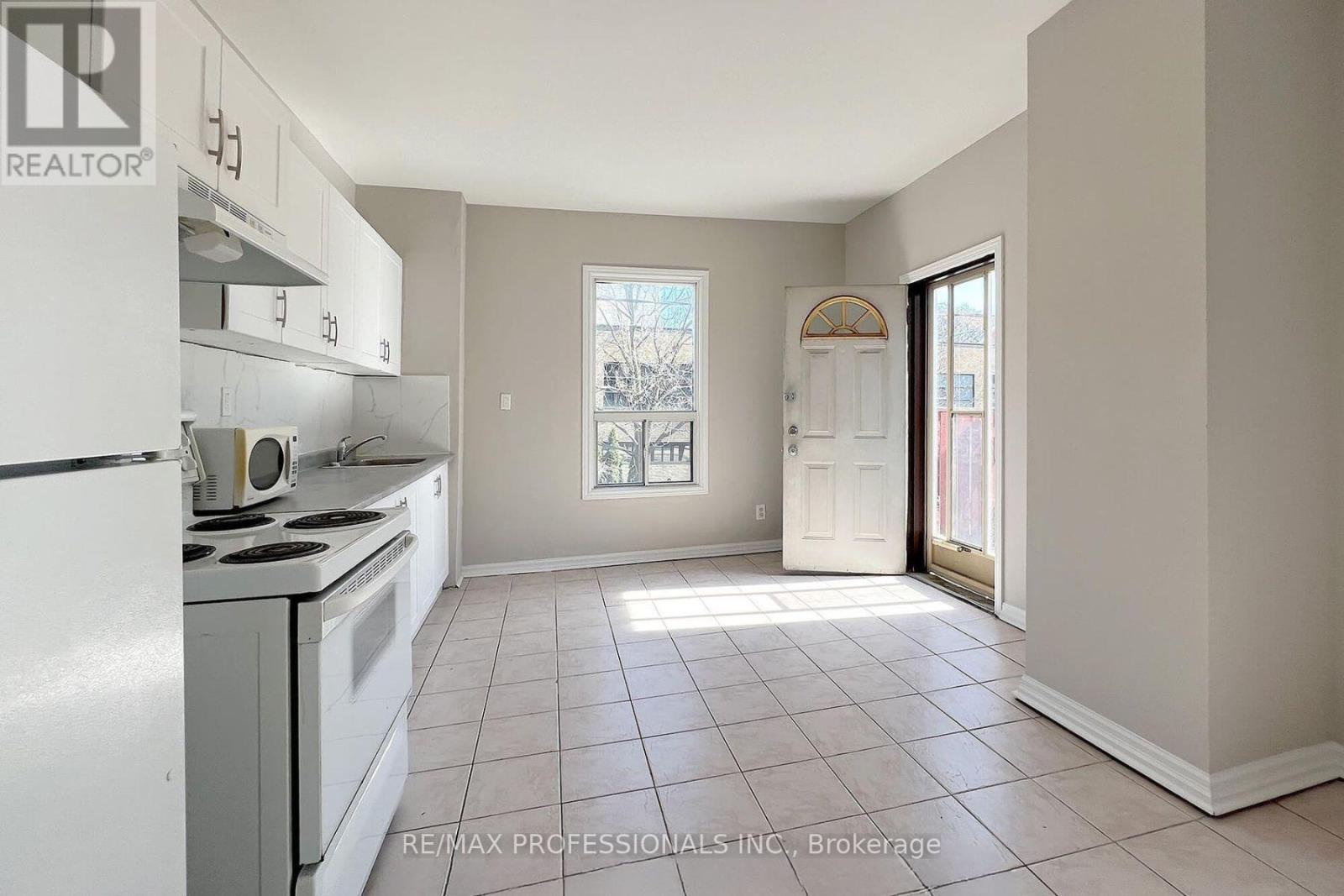 UPPER - 345 DUNDAS STREET E, Toronto, Ontario
