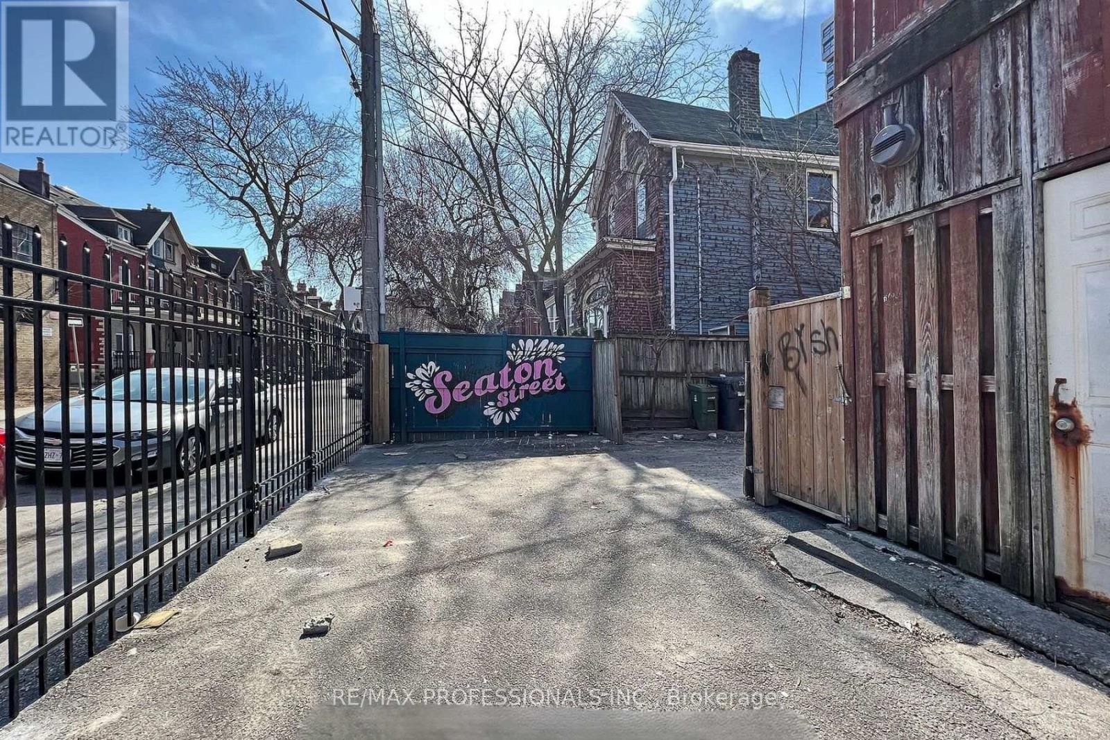 Upper - 345 Dundas Street E, Toronto, Ontario  M5A 2A2 - Photo 11 - C12340176