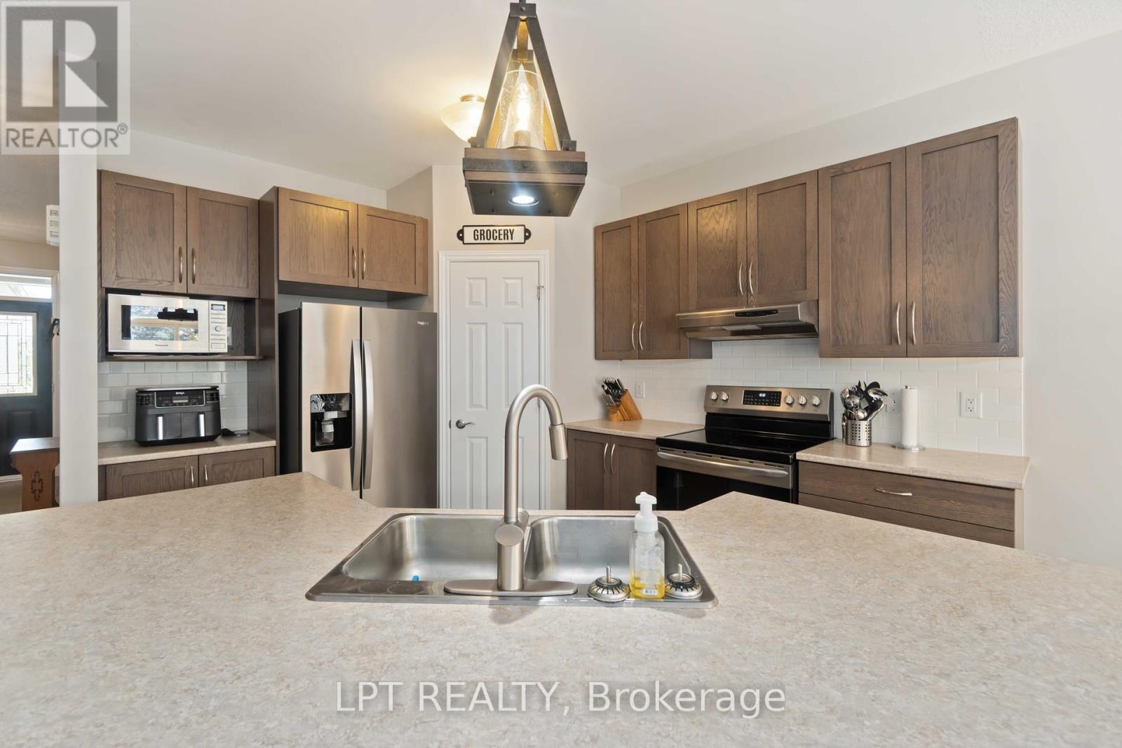 100 Blackhorse Drive, North Grenville, Ontario  K0G 1J0 - Photo 19 - X12386191