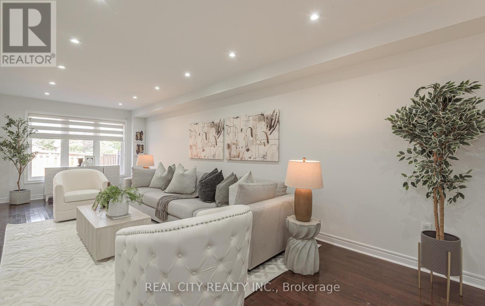 27 Bellhaven Crescent, Brampton (Sandringham-Wellington), Ontario  L6R 0W6 - Photo 1 - W12386148