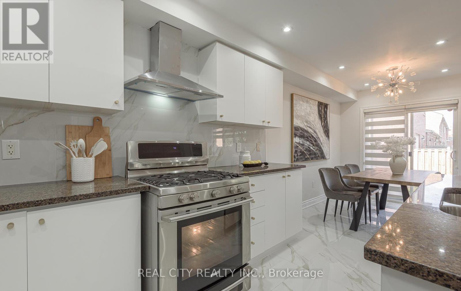 27 Bellhaven Crescent, Brampton (Sandringham-Wellington), Ontario  L6R 0W6 - Photo 11 - W12386148