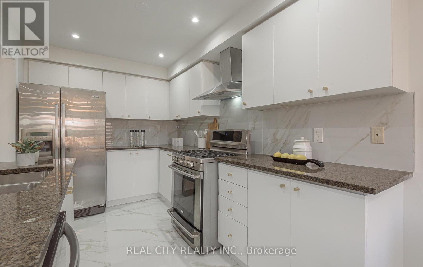 27 Bellhaven Crescent, Brampton (Sandringham-Wellington), Ontario  L6R 0W6 - Photo 9 - W12386148