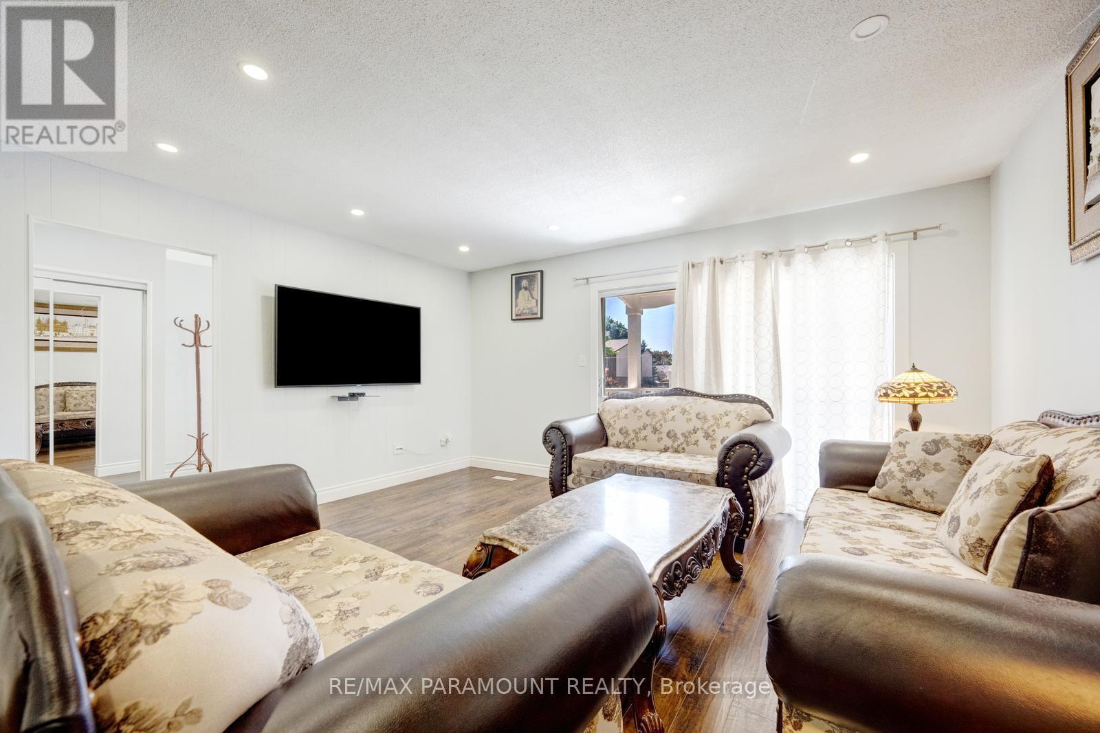 3197 Candela Drive, Mississauga, Ontario  L5A 2T9 - Photo 12 - W12386154
