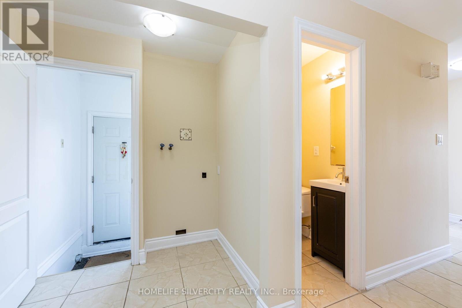 7258 Reindeer Drive, Mississauga, Ontario  L4T 2M7 - Photo 19 - W12384743